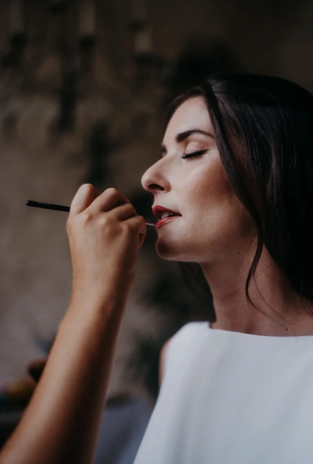 preparatifs-mariee-maquillage-getting-ready-cinematique-photographe-mariage-film-mariage-the-wild-strawberry.webp