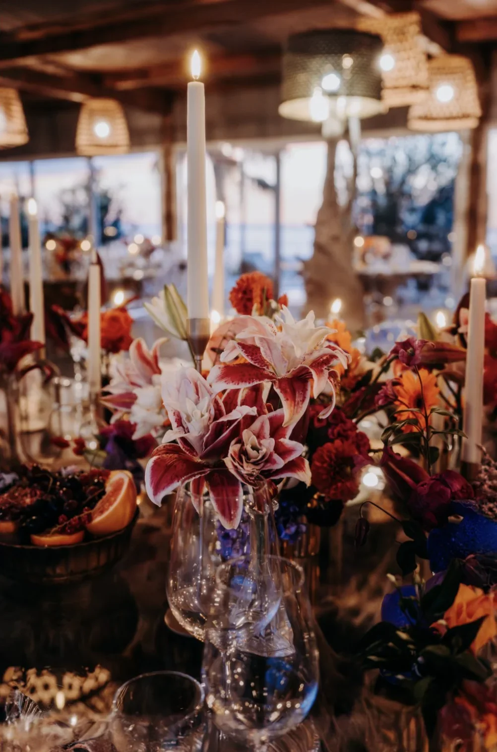 decoration-table-mariage-coloree-lys-bougies-boho-chic-photographe-mariage-video-mariage-the-wild-strawberry.webp