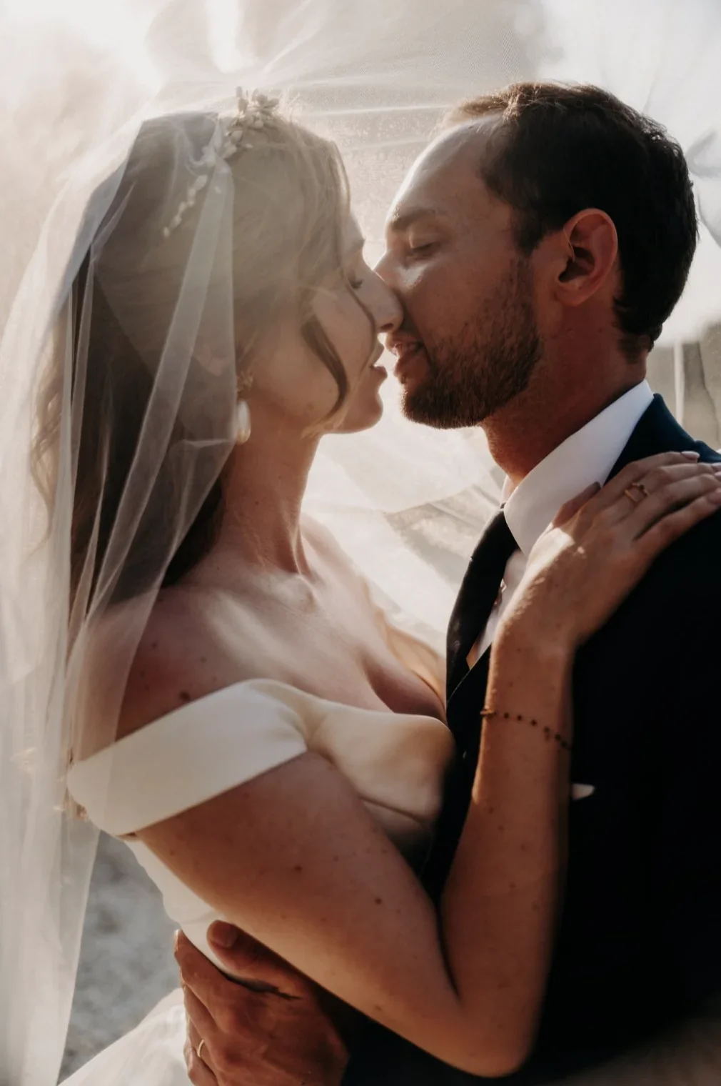 portrait-couple-maries-baiser-voile-lumiere-doree-romantique-intimate-wedding-micro-wedding-small-intimate-wedding-photographe-mariage-film-mariage-the-wild-strawberry.webp