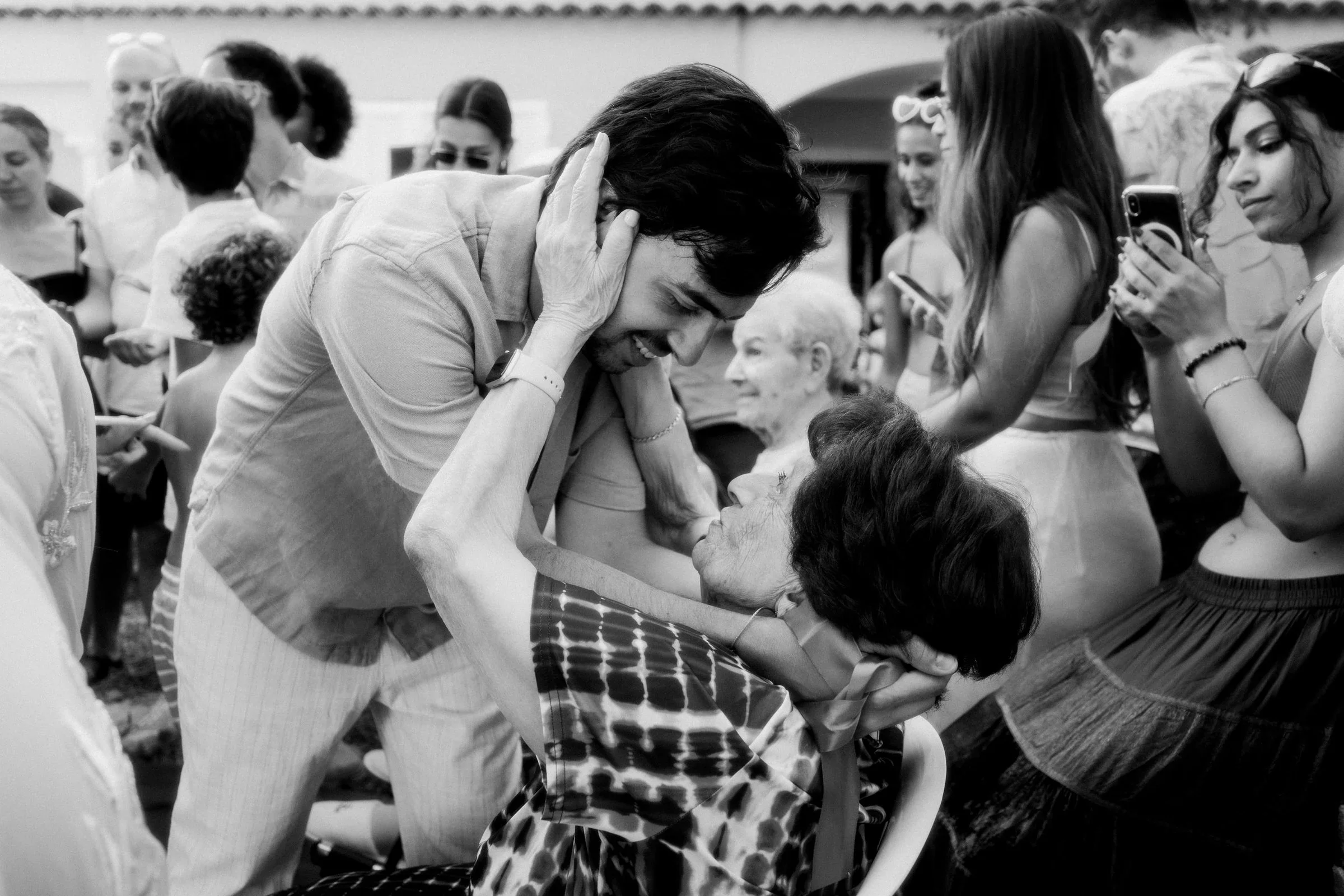 danse-celebration-piscine-mariage-photographe-mariage-film-mariage-the-wild-strawberry.webp