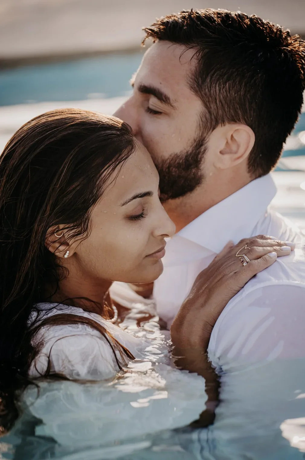 portrait-couple-piscine-baiser-romantique-ete-intimate-wedding-micro-wedding-small-intimate-wedding-photographe-mariage-film-mariage-the-wild-strawberry.webp