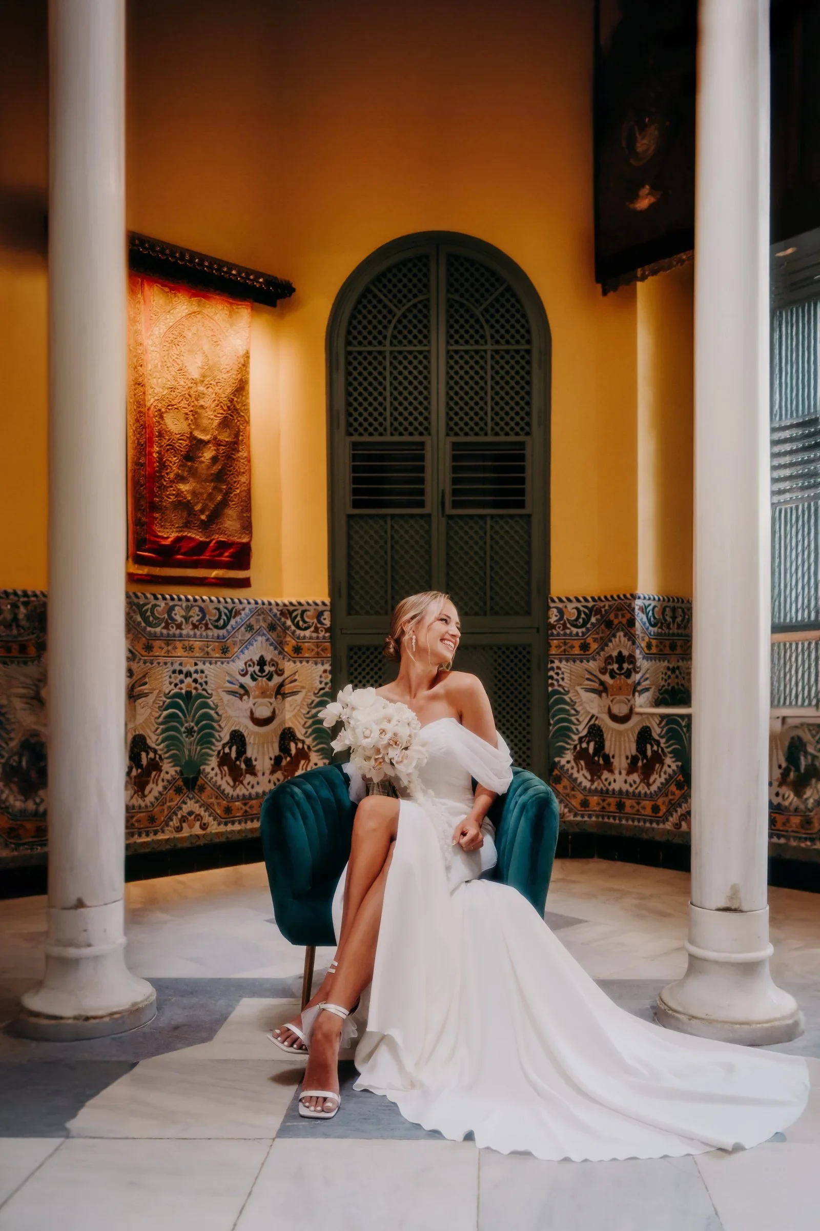 portrait-mariee-seville-interieur-mauresque-destination-photographe-mariage-video-mariage-the-wild-strawberry.webp