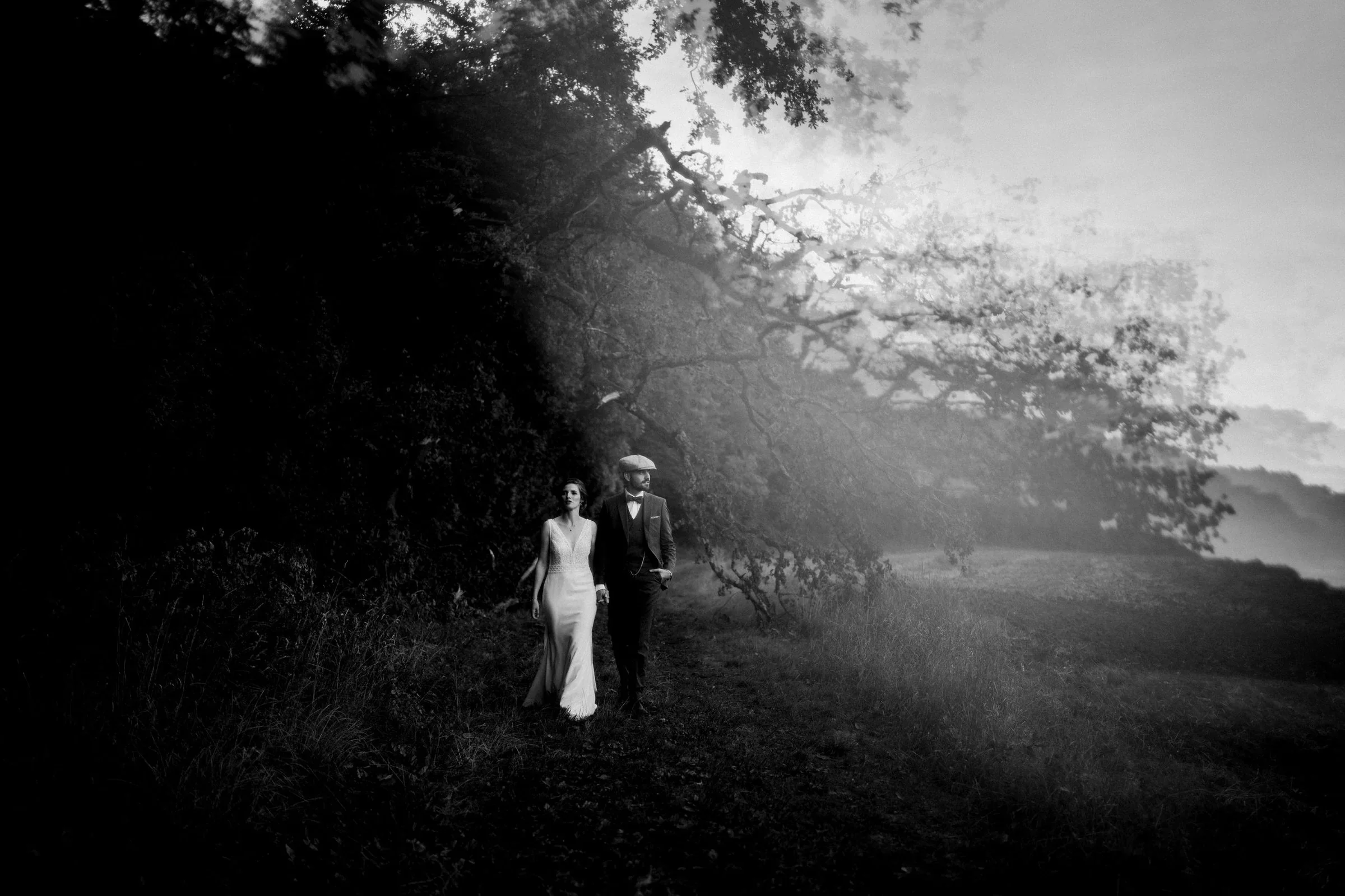 couple-maries-foret-mystique-campagne-nuit-photographe-mariage-film-mariage-the-wild-strawberry.webp