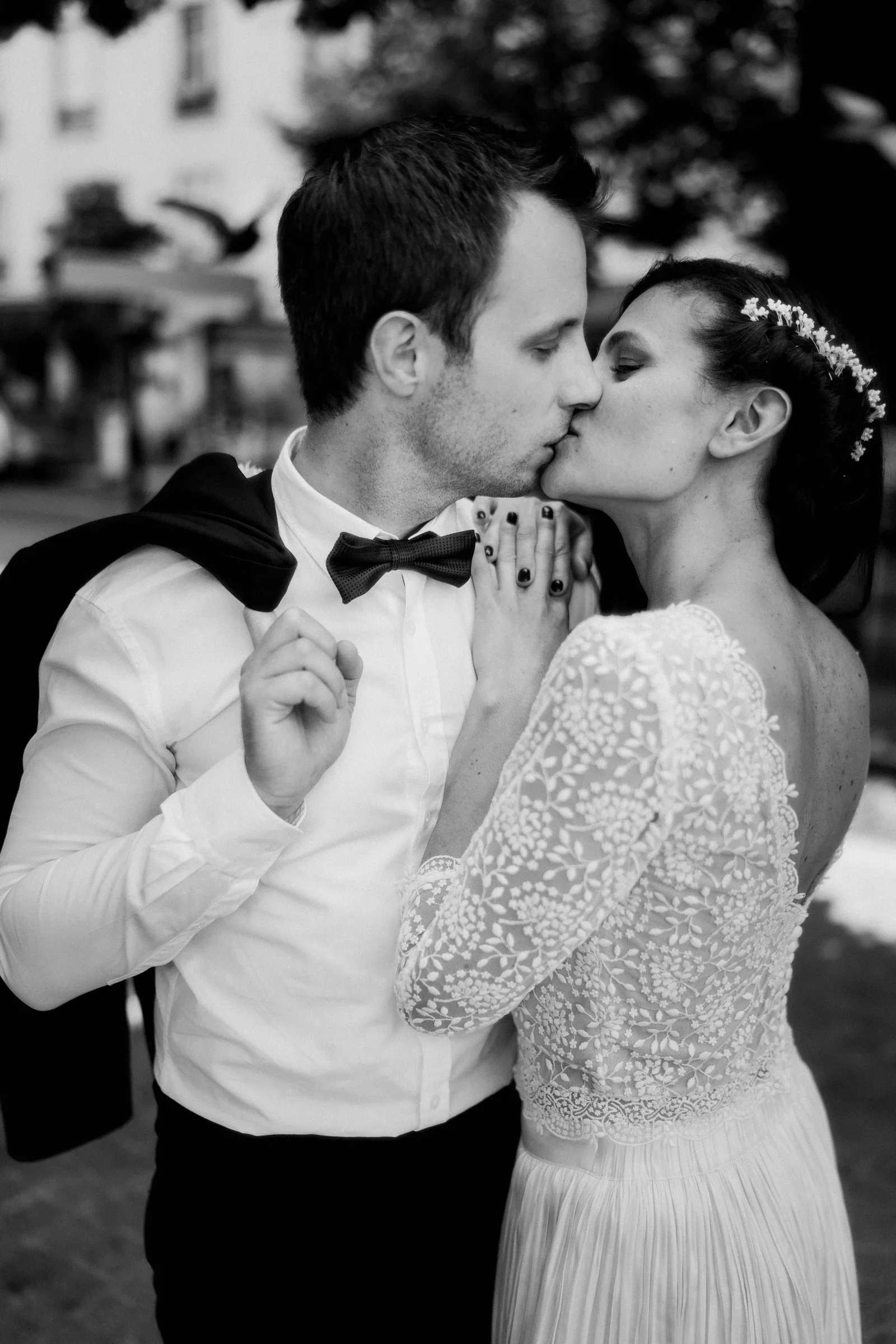 reportage-mariage-civil-paris-elopement-micro-wedding-small-intimate-wedding-photographe-mariage-film-mariage-the-wild-strawberry.webp