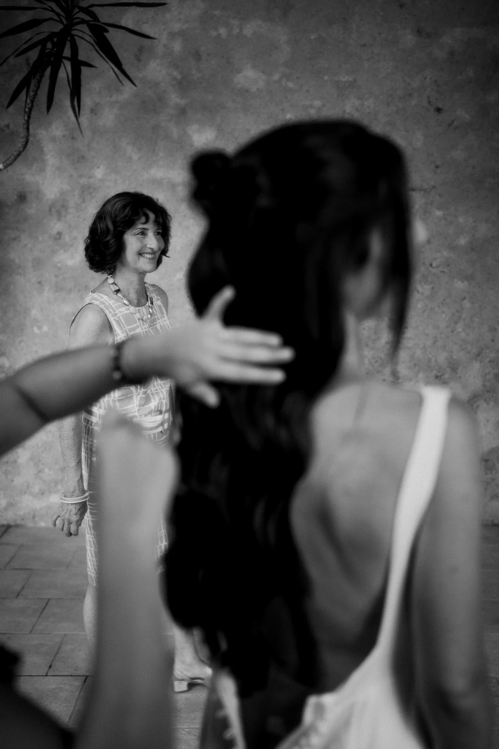 mere-mariee-emotion-regard-mariage-documentary-photographe-mariage-video-mariage-the-wild-strawberry.webp