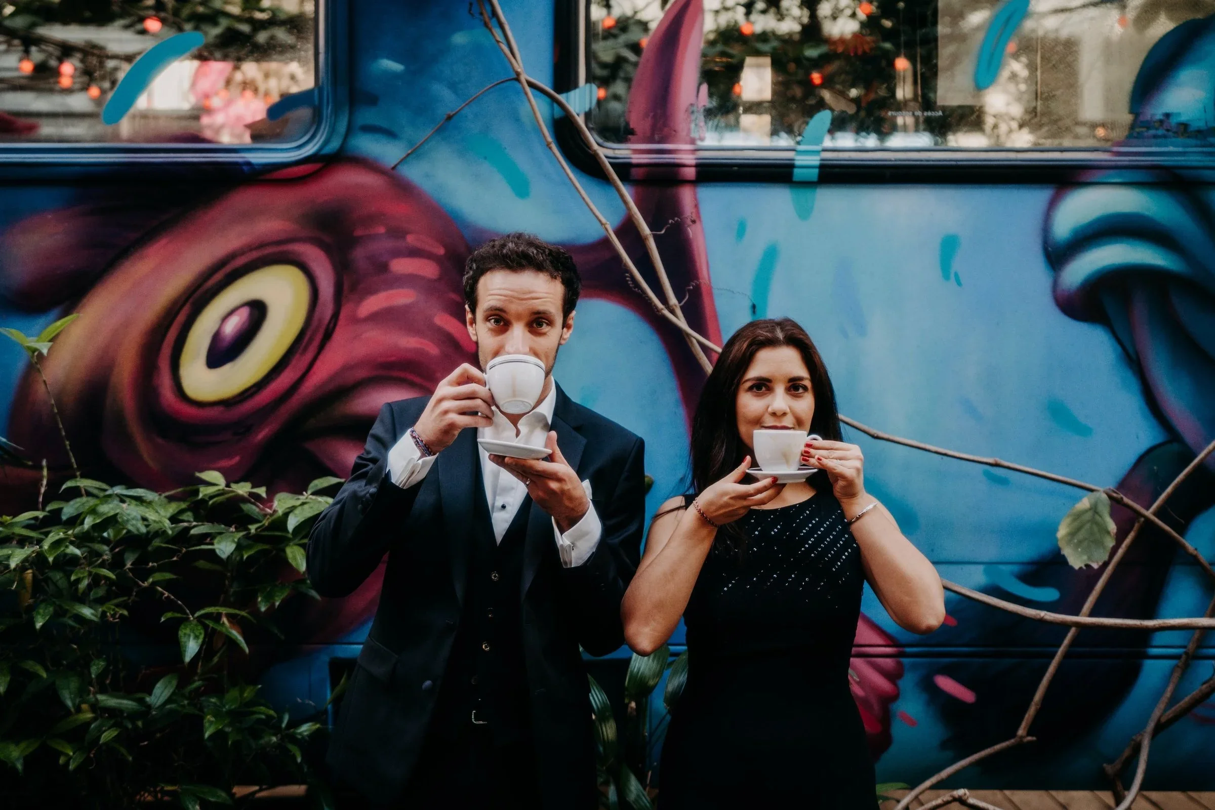 lendemain-mariage-couple-cafe-street-art-paris-day-after-photographe-mariage-video-mariage-the-wild-strawberry.webp