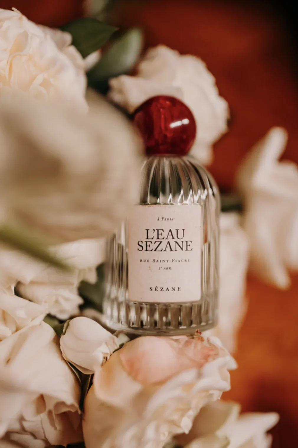 details-parfum-sezane-fleurs-blanches-mariage-paris-chic-photographe-mariage-video-mariage-the-wild-strawberry.webp