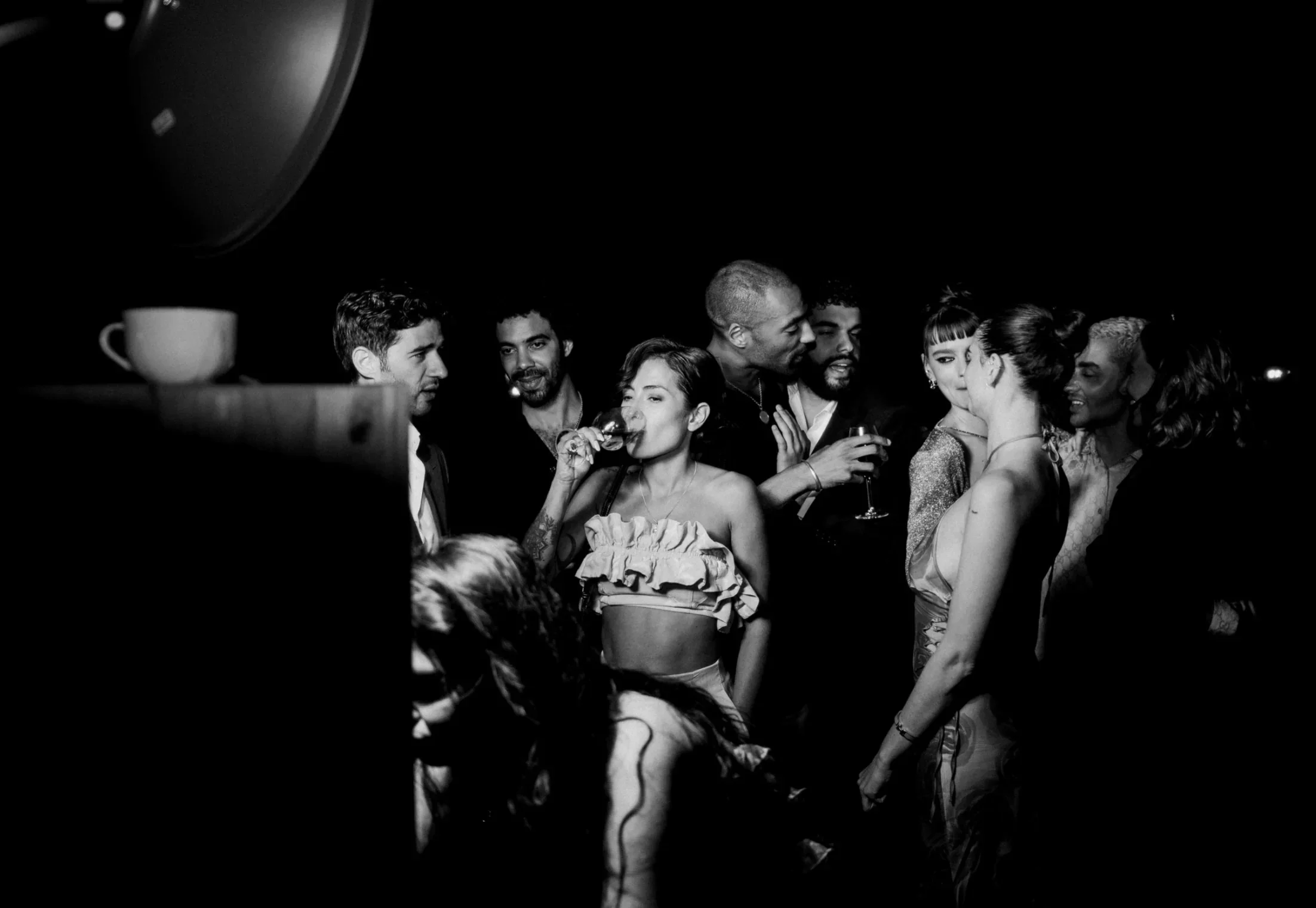 soiree-mariage-pool-party-nuit-fun-estival-noir-blanc-photographe-mariage-film-mariage-the-wild-strawberry.webp