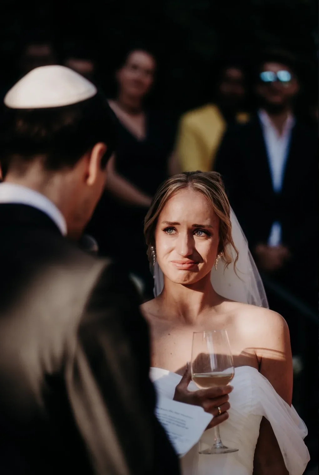 vin-dhonneur-mariee-emotion-ceremonie-juive-champagne-photographe-mariage-film-mariage-the-wild-strawberry.webp