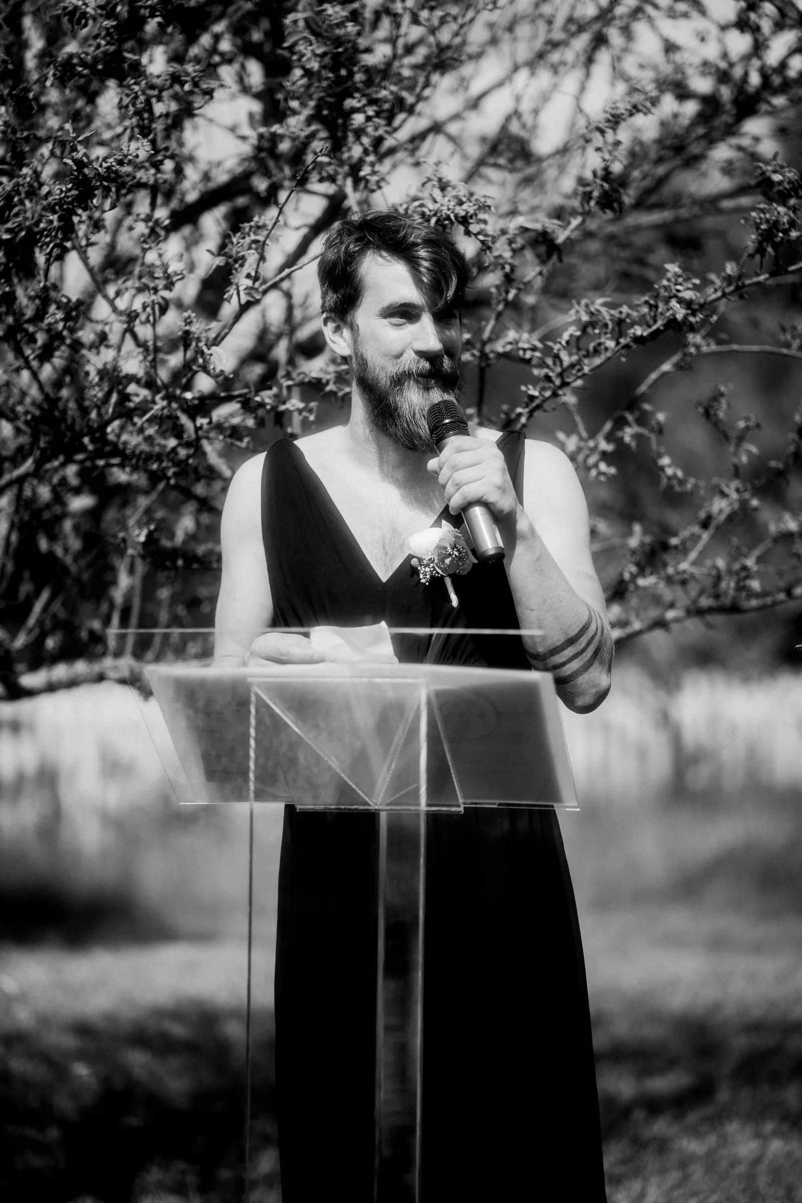 officiant-ceremonie-exterieure-mariage-editorial-noir-blanc-photographe-mariage-film-mariage-the-wild-strawberry.webp