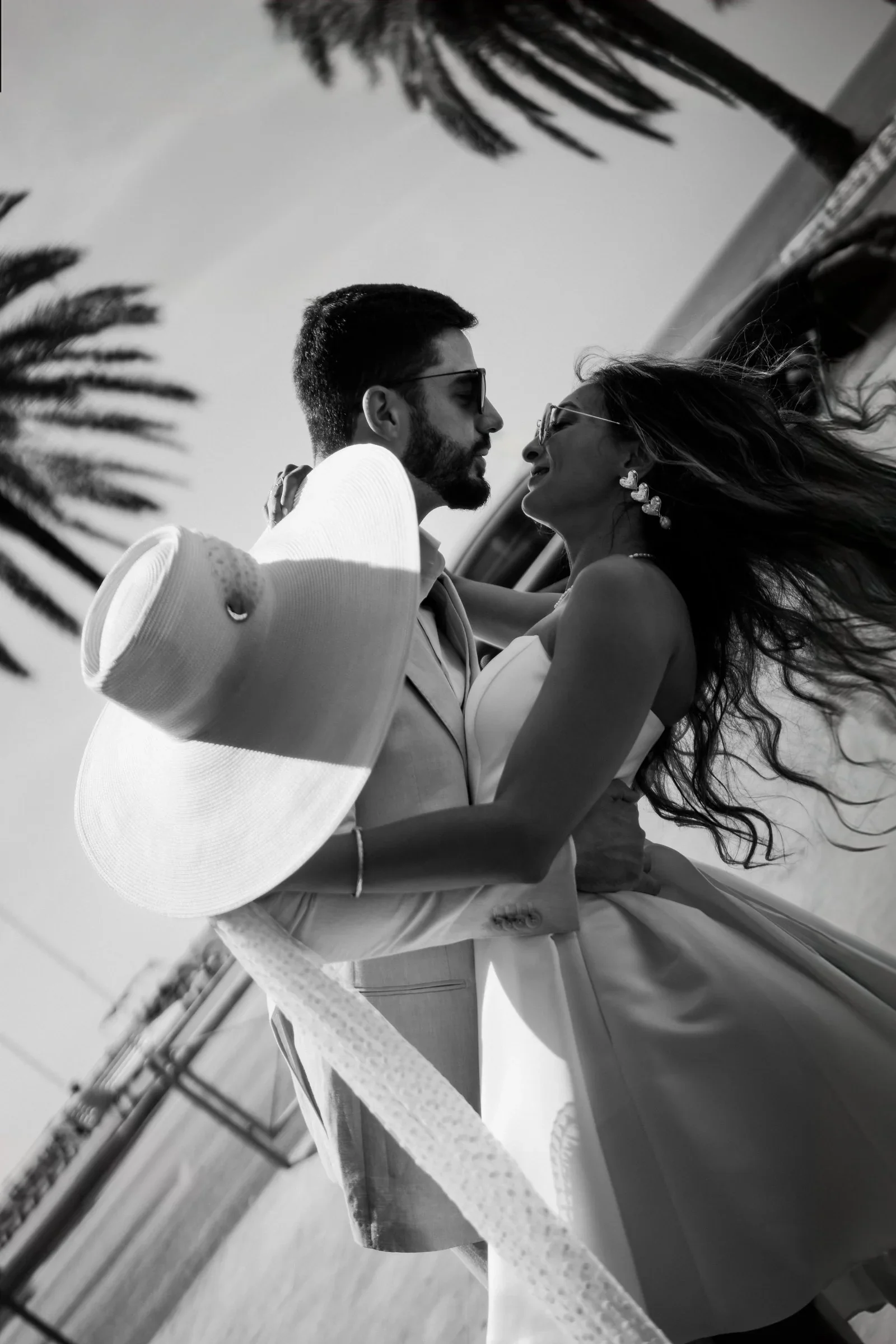 couple-mariage-nice-cote-azur-vent-promenade-bord-mer-photographe-mariage-film-mariage-the-wild-strawberry.webp