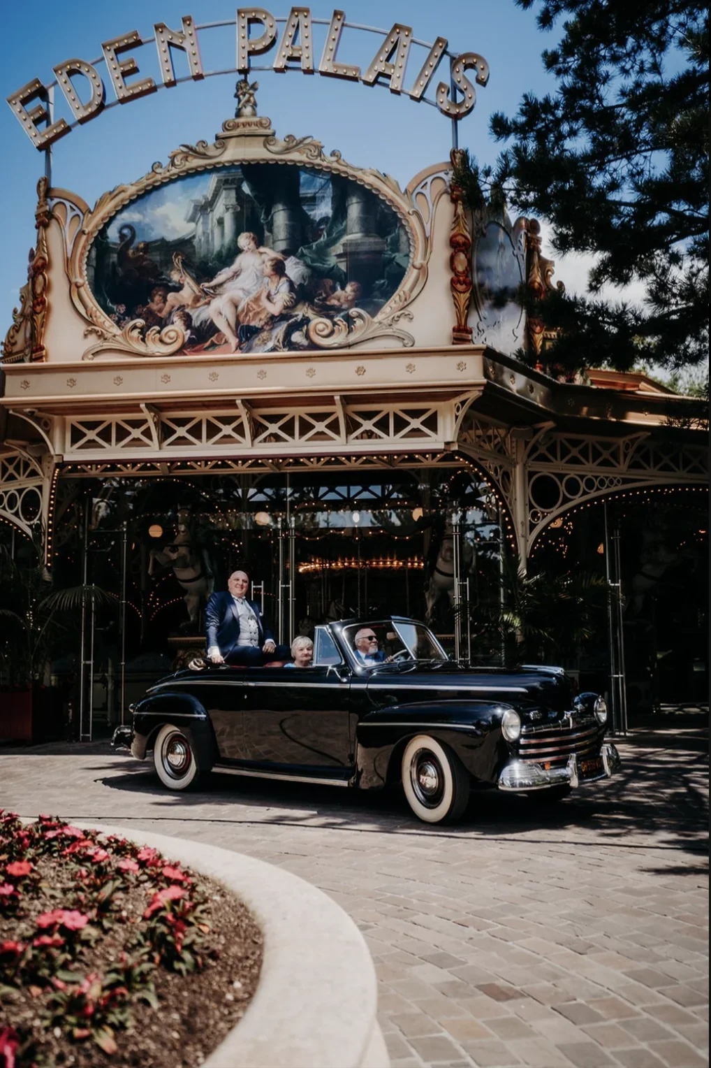 mariage-parc-attraction-fete-foraine-nigloland-eden-palais-voiture-ancienne-mariage-disney-destination-wedding-photographe-mariage-video-mariage-the-wild-strawberry.webp