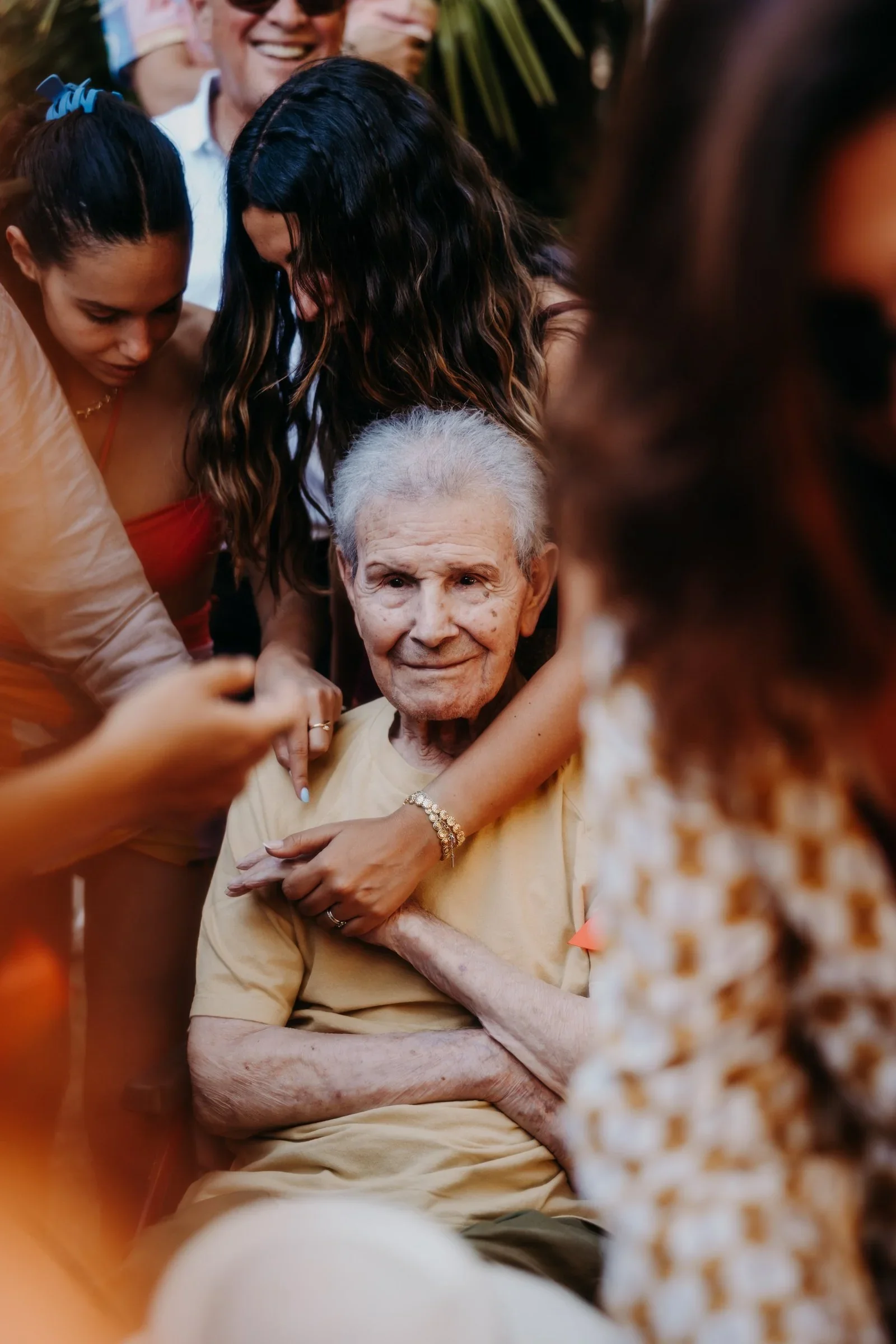 photo-de-famille-emotion-aieule-mariage-documentary-photographe-mariage-video-mariage-the-wild-strawberry.webp