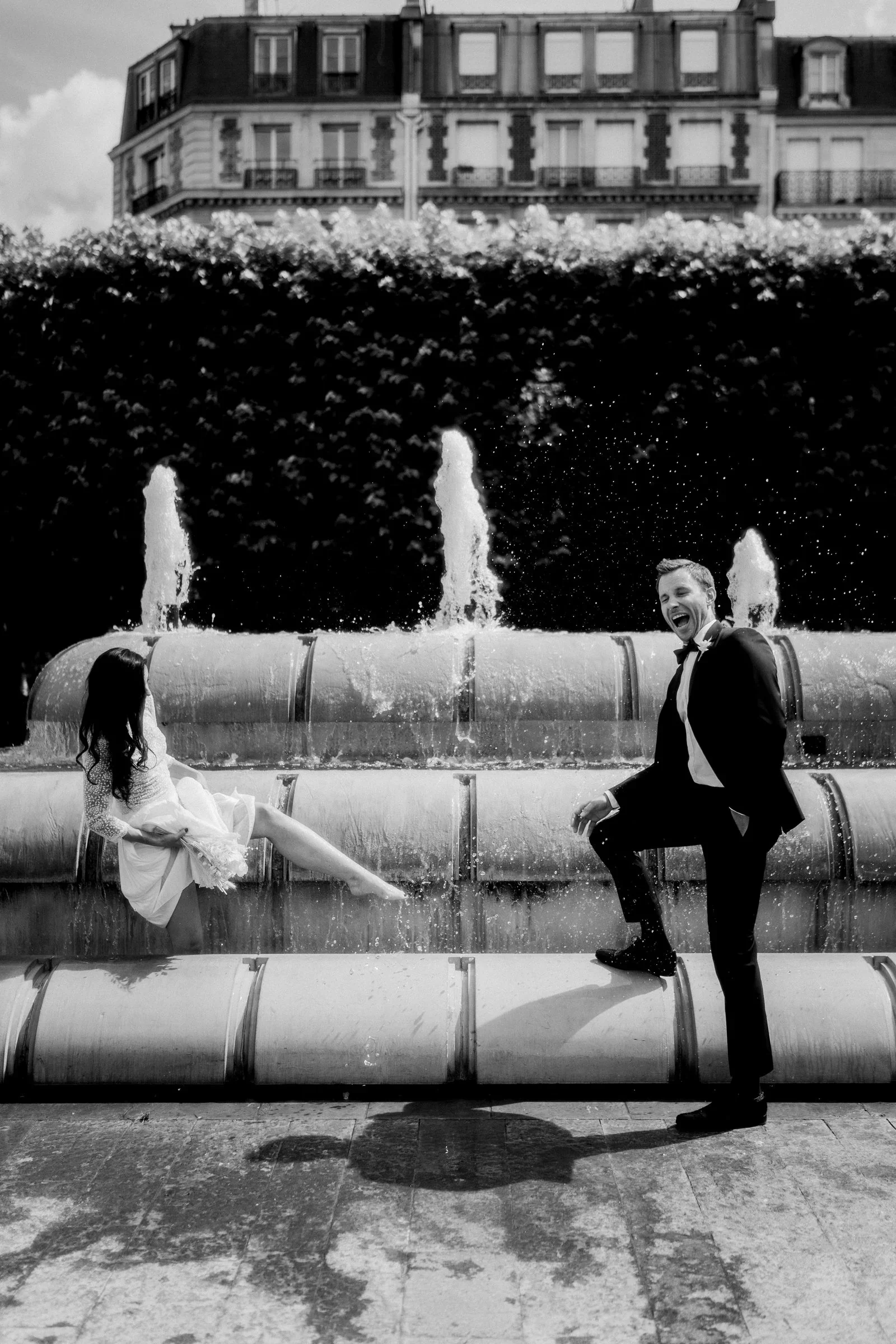 couple-maries-fontaine-paris-jardin-tuileries-mariage-civil-elopement-micro-wedding-small-intimate-wedding-photographe-mariage-video-mariage-the-wild-strawberry.webp