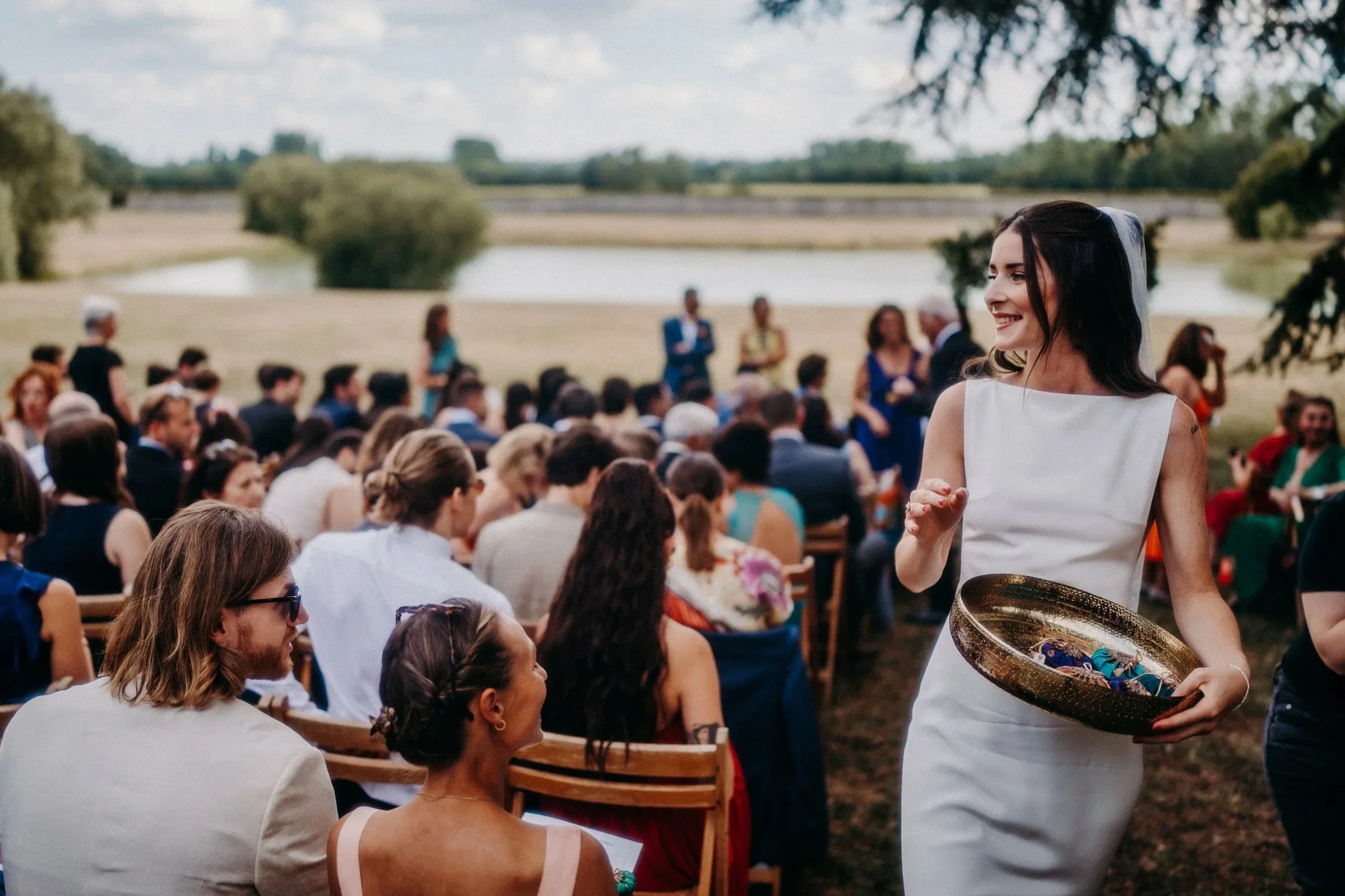 ceremonie-exterieure-campagne-riviere-mariage-photographe-mariage-film-mariage-the-wild-strawberry.webp