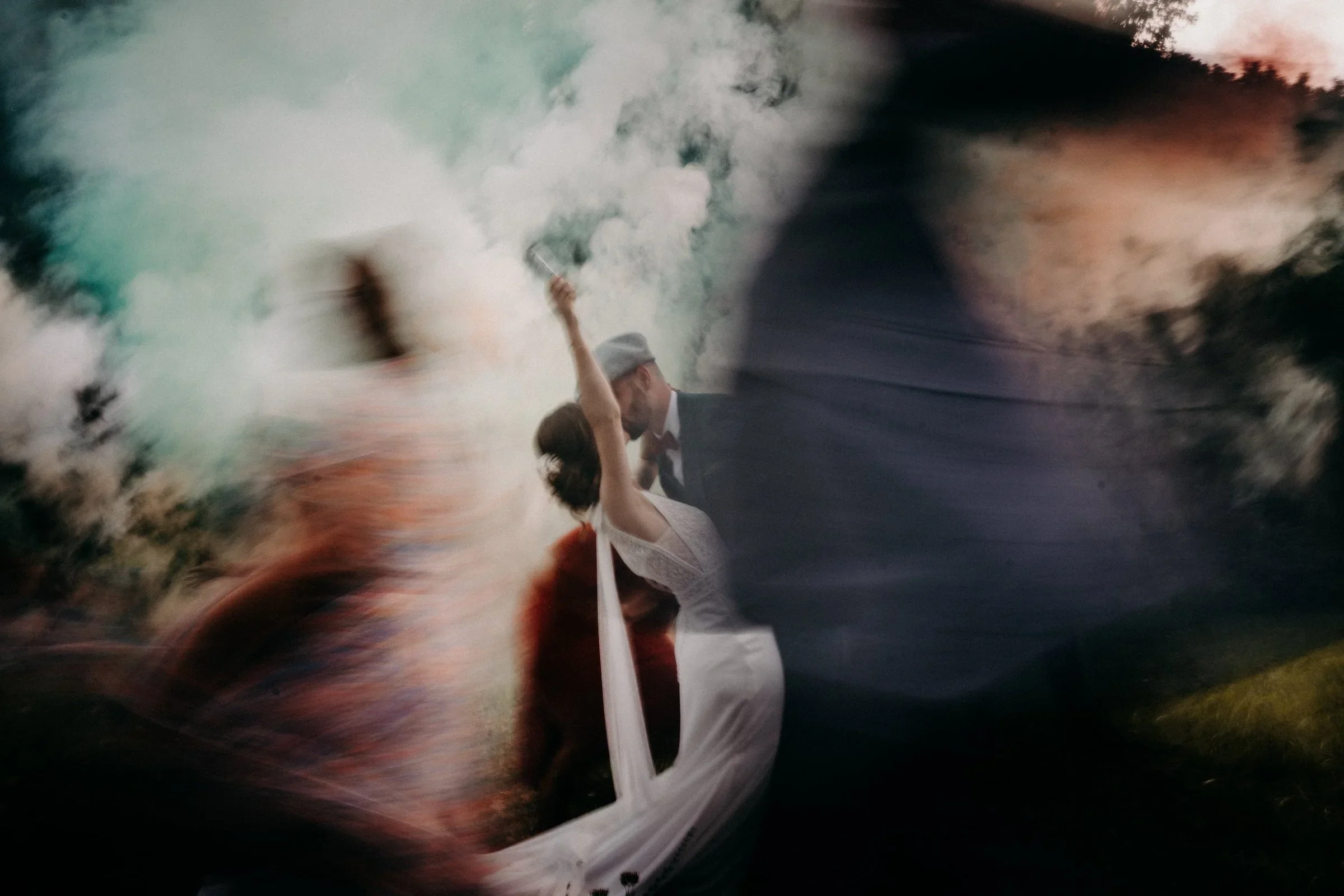 couple-maries-fumee-coloree-mouvement-mariage-photographe-mariage-video-mariage-the-wild-strawberry.webp