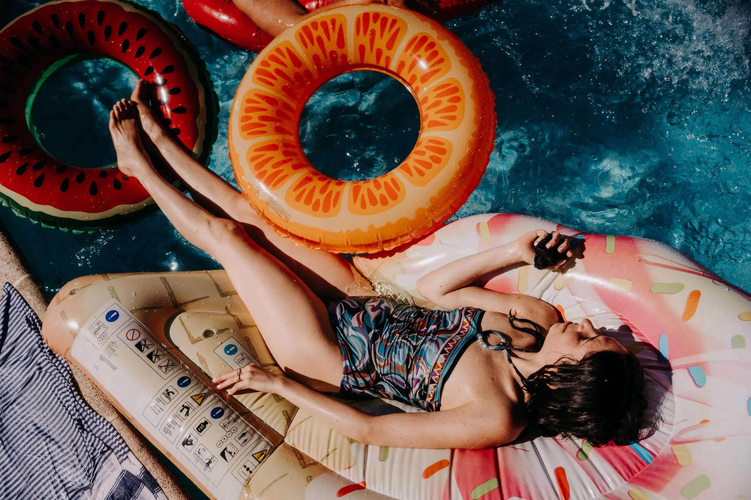 fete-piscine-mariage-weekend-relax-photographe-mariage-video-mariage-the-wild-strawberry.webp