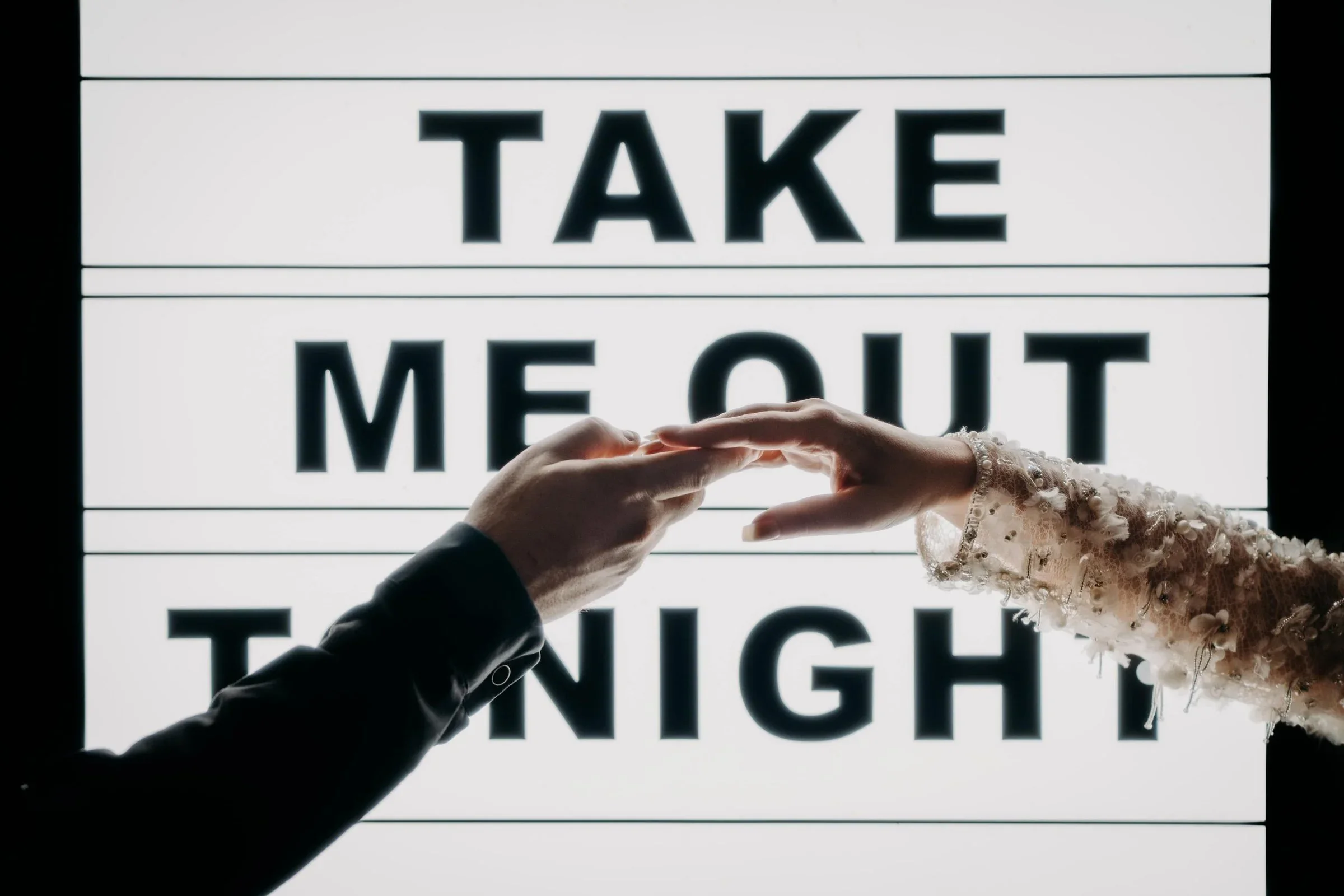 mains-maries-take-me-out-tonight-enseigne-lumineuse-photographe-mariage-video-mariage-the-wild-strawberry.webp