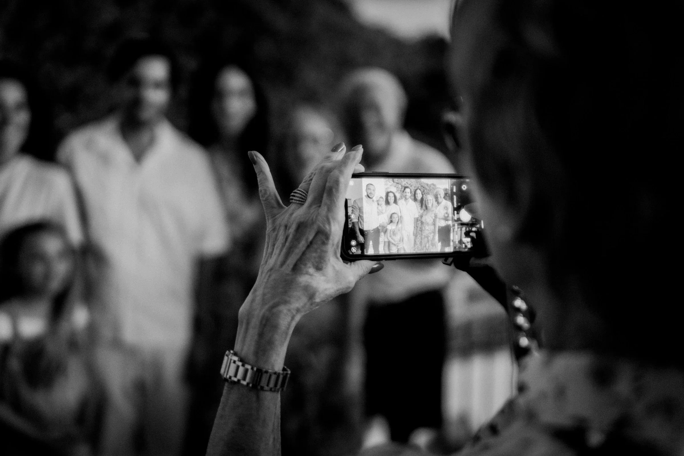 famille-photo-souvenir-mariage-documentary-photographe-mariage-video-mariage-the-wild-strawberry.webp