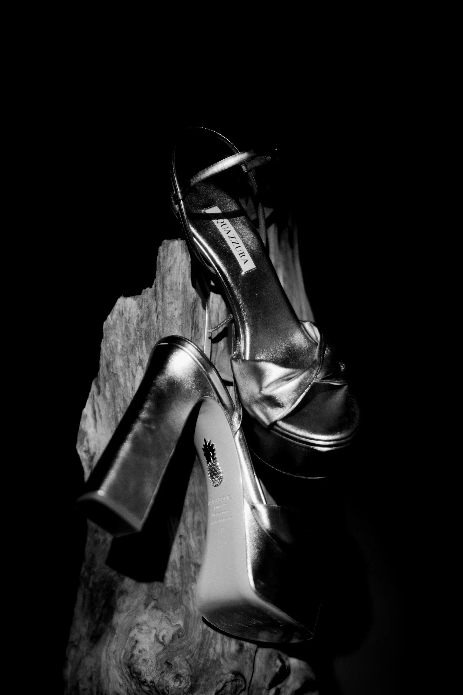 chaussures-mariee-aquazzura-detail-mariage-photographe-mariage-video-mariage-the-wild-strawberry.webp