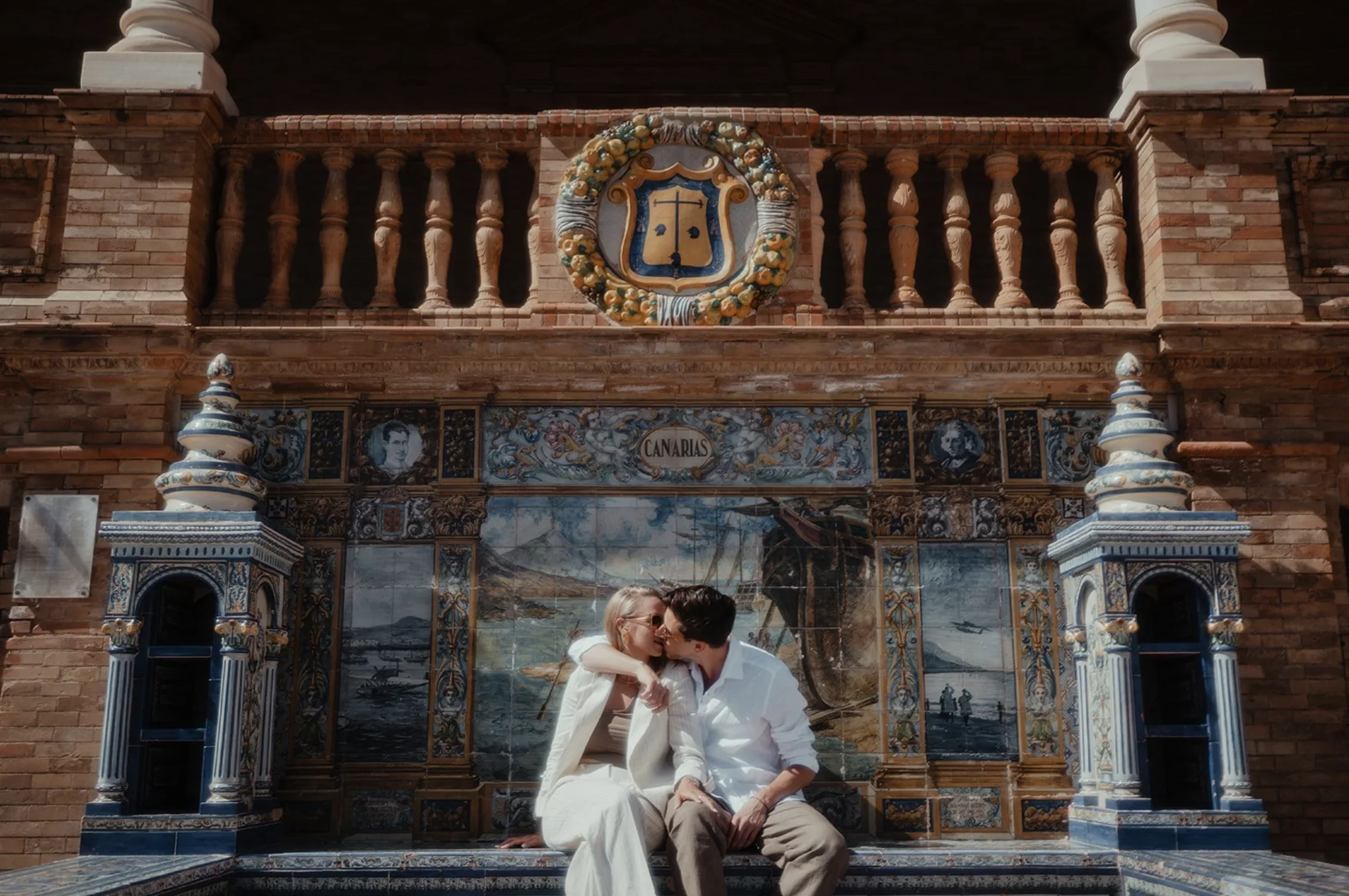 seance-couple-plaza-espana-seville-espagne-elopement-azulejos-destination-wedding-micro-wedding-small-intimate-wedding-photographe-mariage-film-mariage-the-wild-strawberry.webp