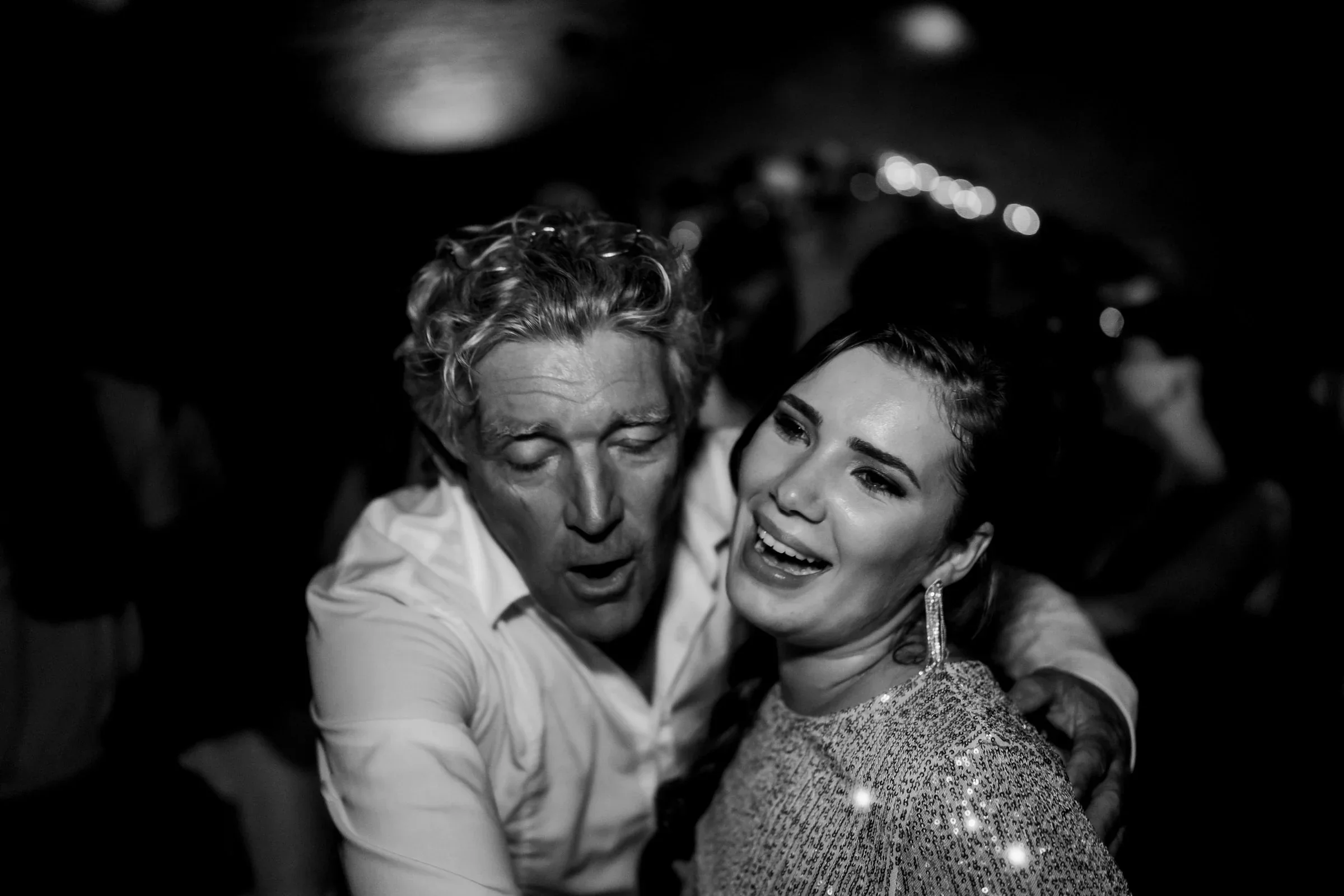 soiree-mariage-danse-invites-nuit-joie-photographe-mariage-video-mariage-the-wild-strawberry.webp