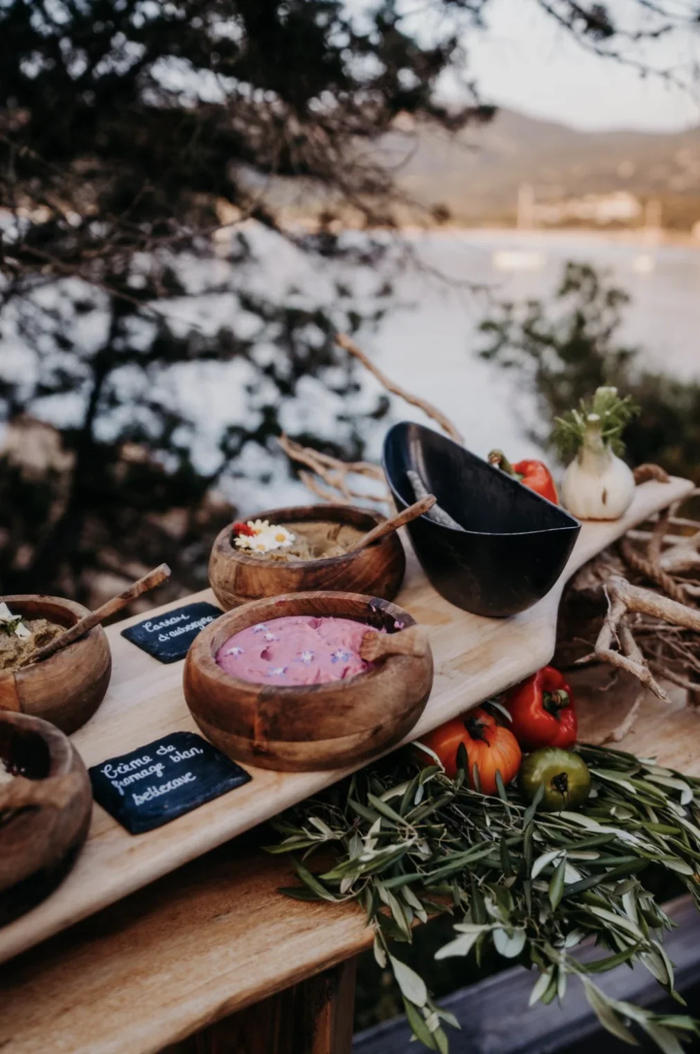 vin-dhonneur-buffet-bord-de-mer-corse-terroir-destination-wedding-photographe-mariage-film-mariage-the-wild-strawberry.webp