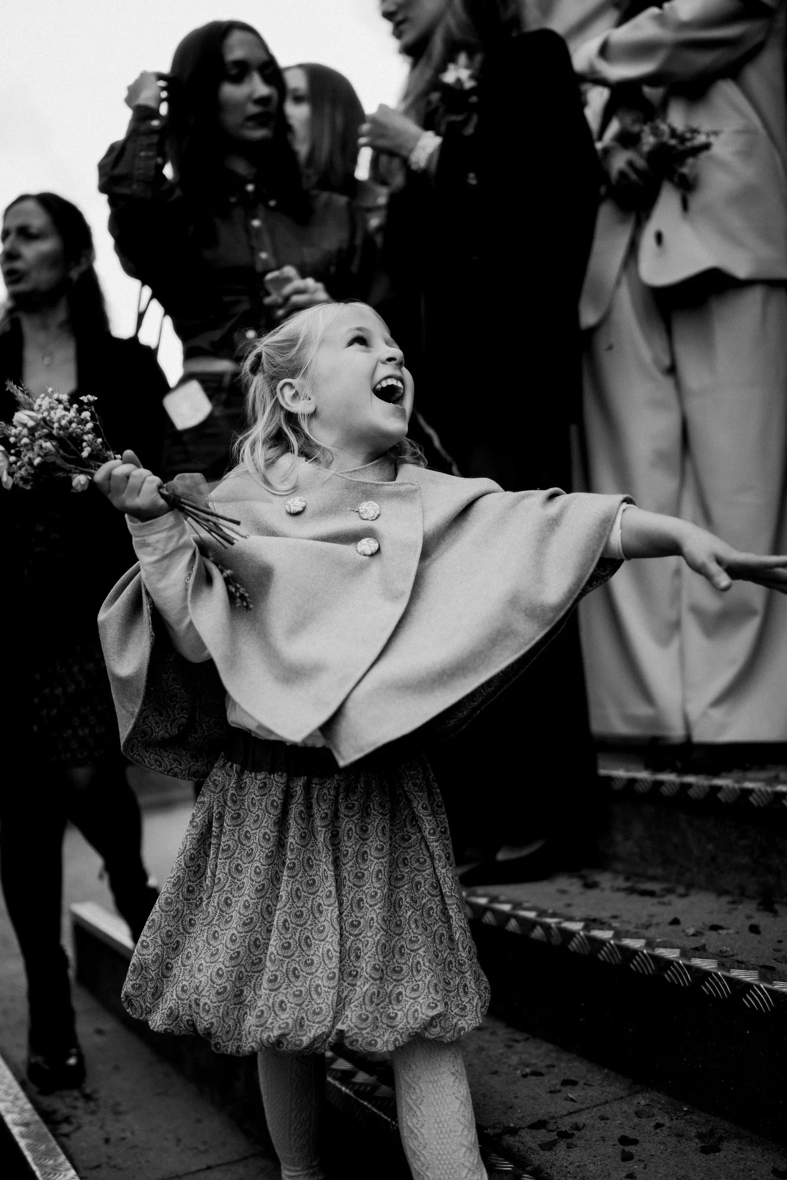 petite-fille-joie-ceremonie-mariage-documentary-photographe-mariage-film-mariage-the-wild-strawberry.webp
