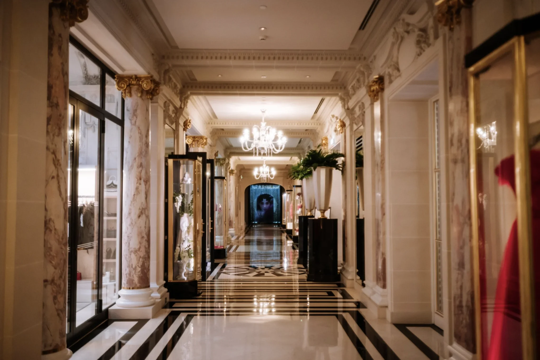 demande-en-mariage-engagement-hotel-palace-paris-couloir-luxe-micro-wedding-small-intimate-wedding-photographe-mariage-film-mariage-the-wild-strawberry.webp