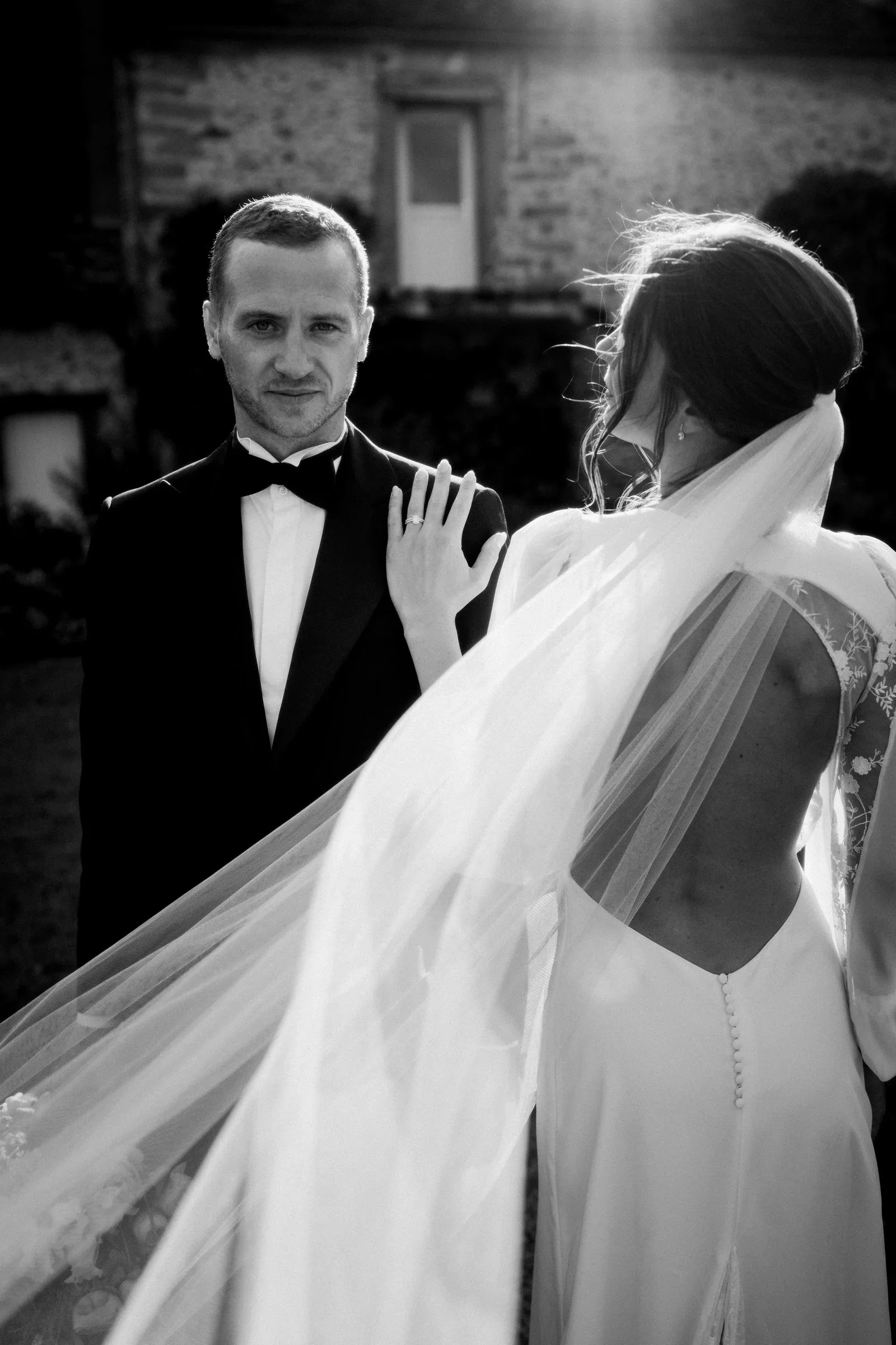 couple-maries-voile-envol-provence-campagne-destination-wedding-photographe-mariage-video-mariage-the-wild-strawberry.webp