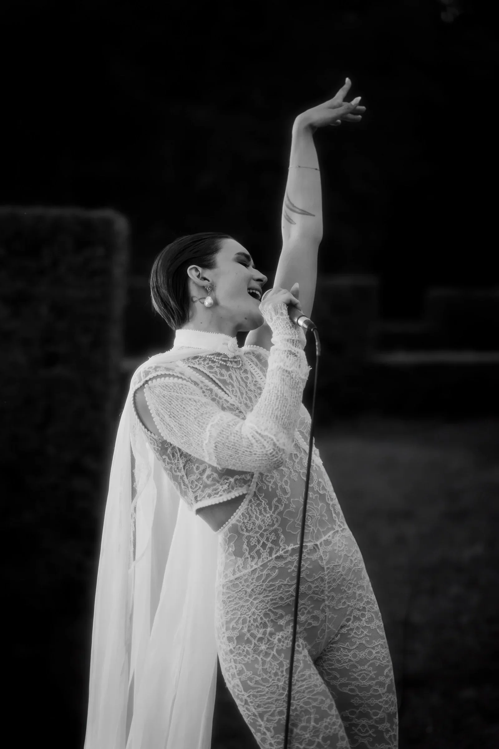 mariee-chante-micro-jardin-chateau-vogue-editorial-photographe-mariage-film-mariage-the-wild-strawberry.webp