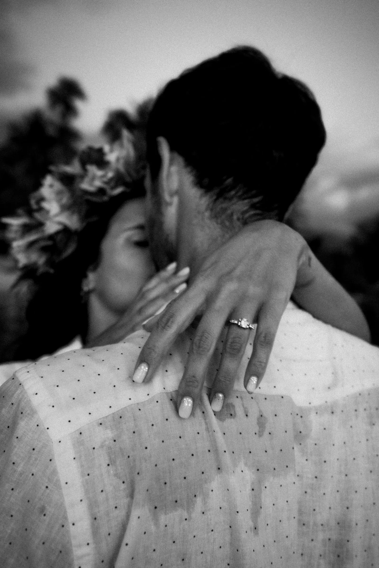 bague-fiancailles-detail-couple-honeymoon-polynesie-destination-wedding-photographe-mariage-video-mariage-the-wild-strawberry.webp