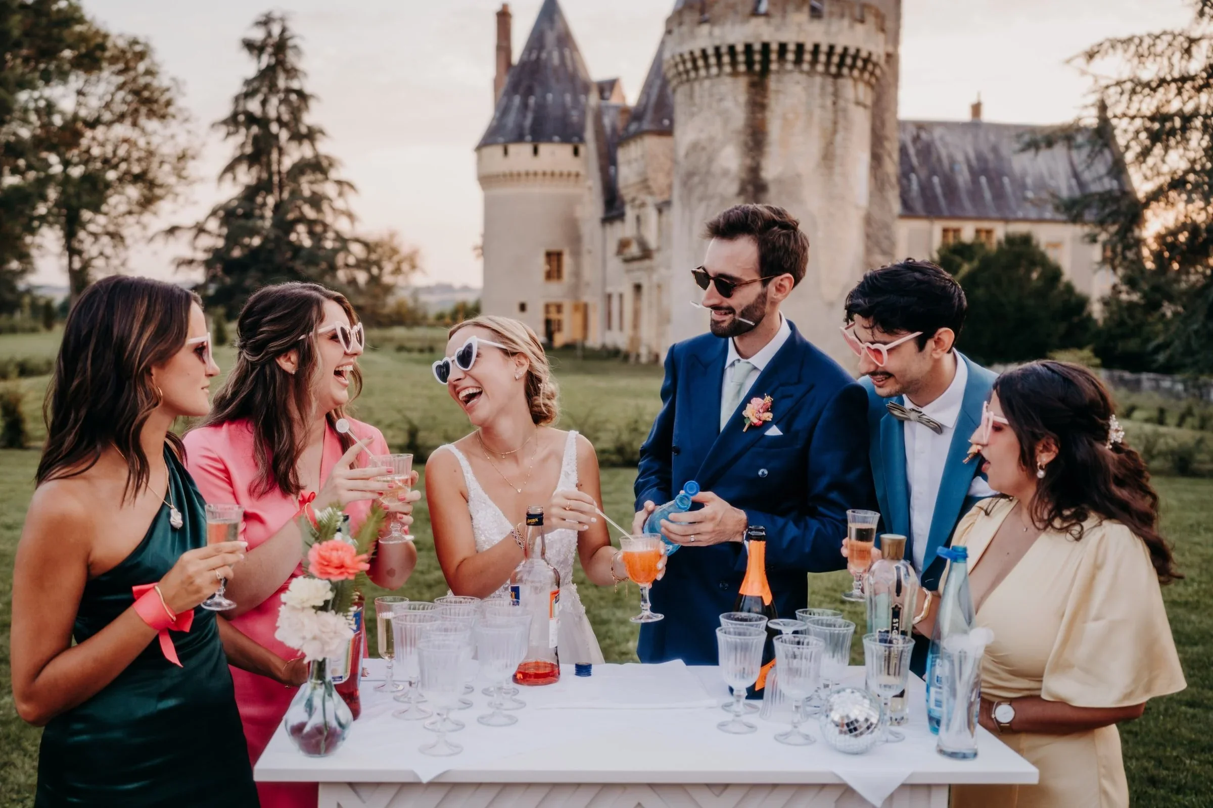 cocktail-mariage-chateau-loire-convives-joie-golden-hour-photographe-mariage-film-mariage-the-wild-strawberry.webp