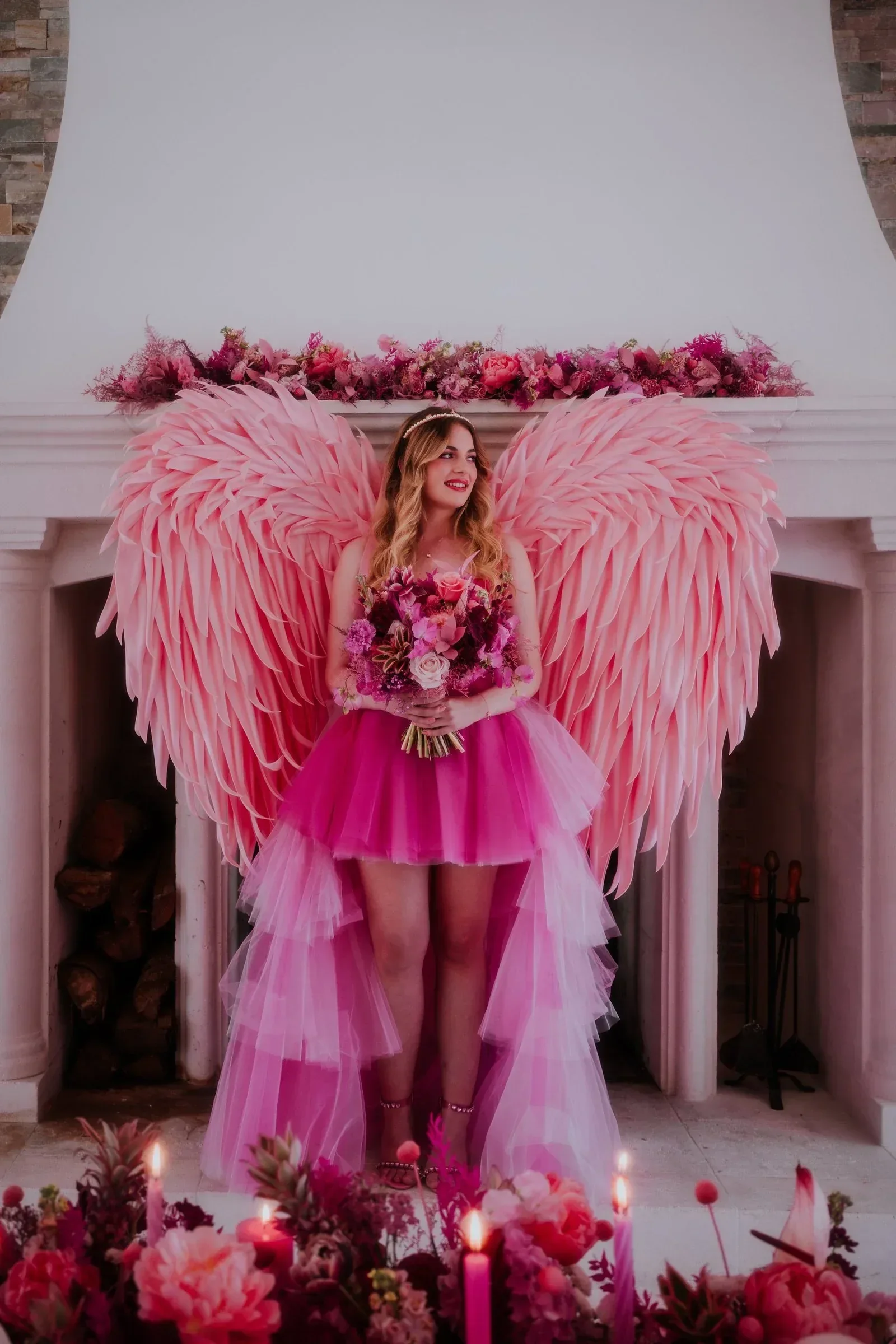 editorial-barbie-mariee-ailes-roses-bouquet-cote-azur-photographe-mariage-film-mariage-the-wild-strawberry.webp