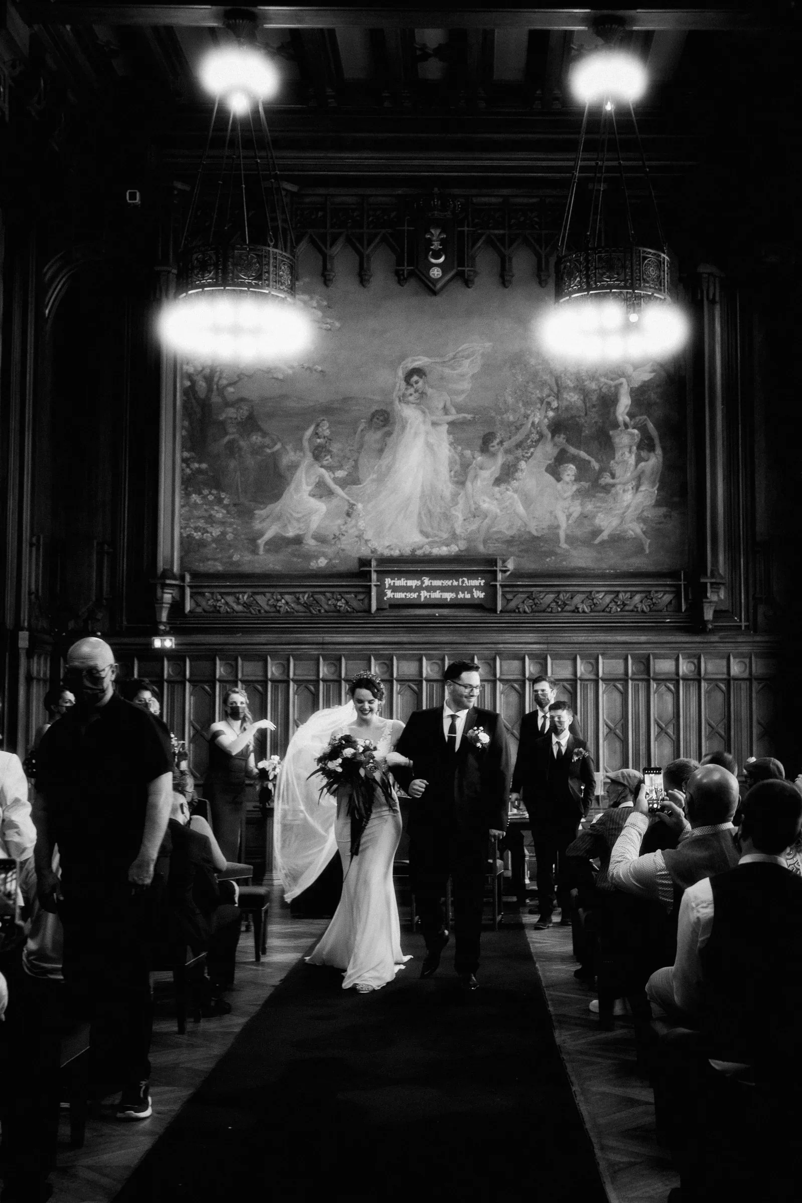 sortie-ceremonie-mairie-paris-maries-joie-photographe-mariage-video-mariage-the-wild-strawberry.webp