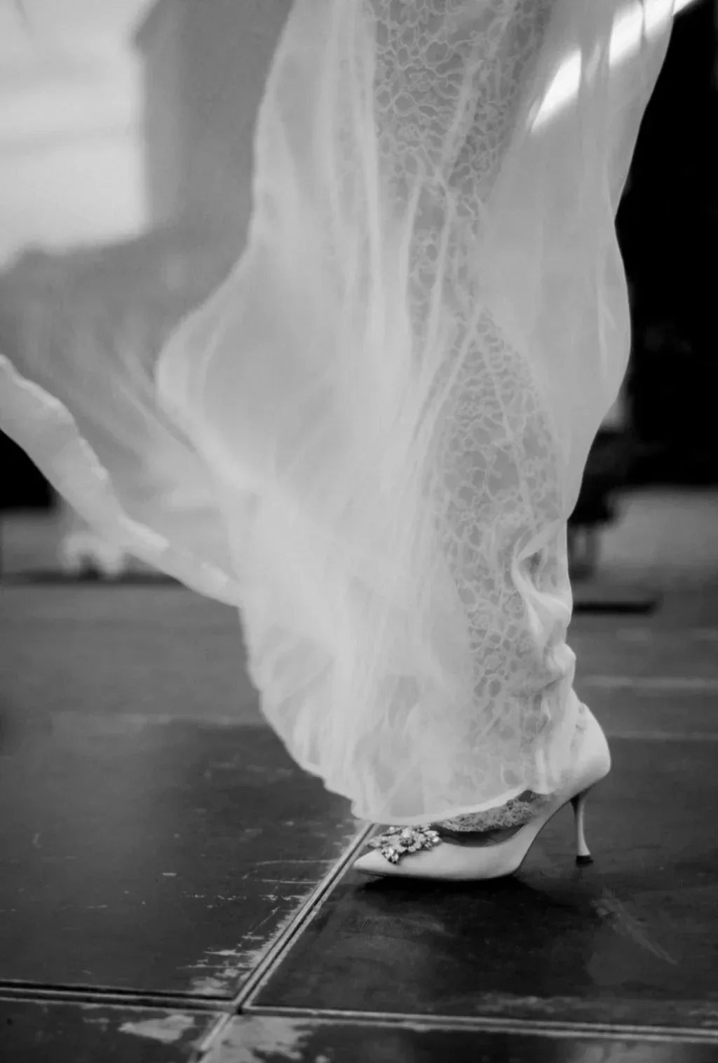 details-robe-mariee-chaussures-escarpins-voile-dentelle-cinematique-photographe-mariage-film-mariage-the-wild-.webp