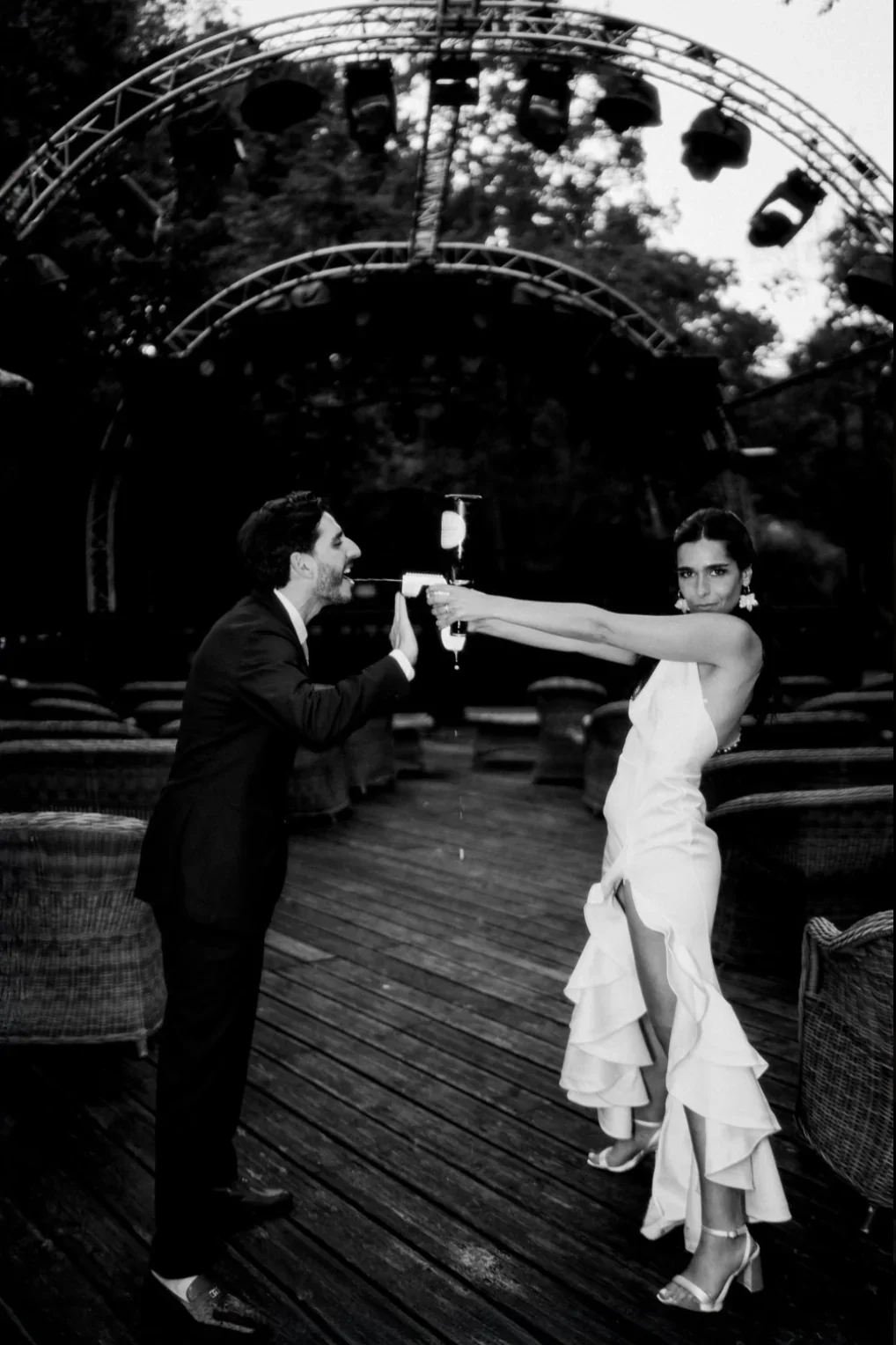 vin-dhonneur-toast-champagne-couple-maries-noir-blanc-photographe-mariage-video-mariage-the-wild-strawberry.webp
