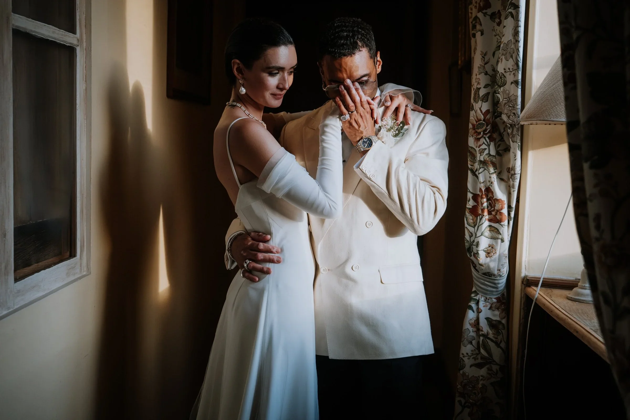 first-look-groom-emotion-pleurs-chateau-luxe-mariage-intimate-wedding-micro-wedding-small-intimate-wedding-photographe-mariage-film-mariage-the-wild-strawberry.webp