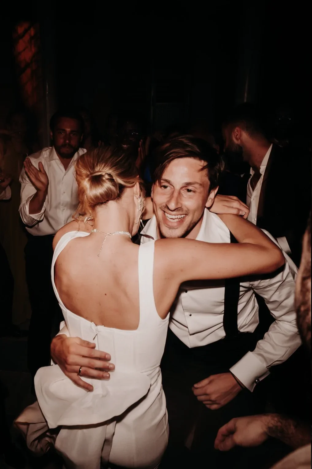 soiree-dansante-mariage-fun-couple-danse-reportage-noir-blanc-photographe-mariage-video-mariage-the-wild-strawberry.webp