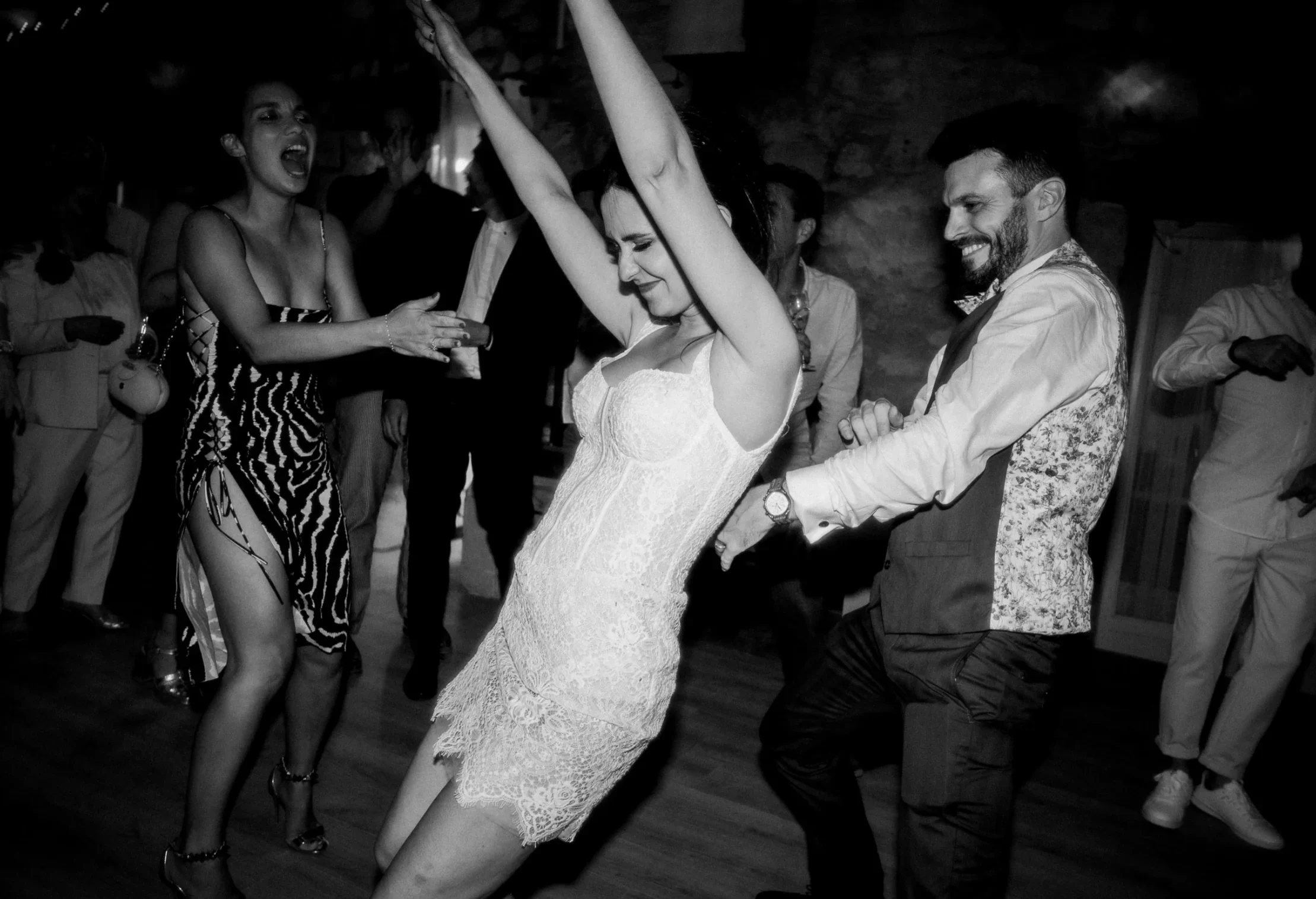 soiree-dansante-mariage-fun-dancefloor-photographe-mariage-film-mariage-the-wild-strawberry.webp