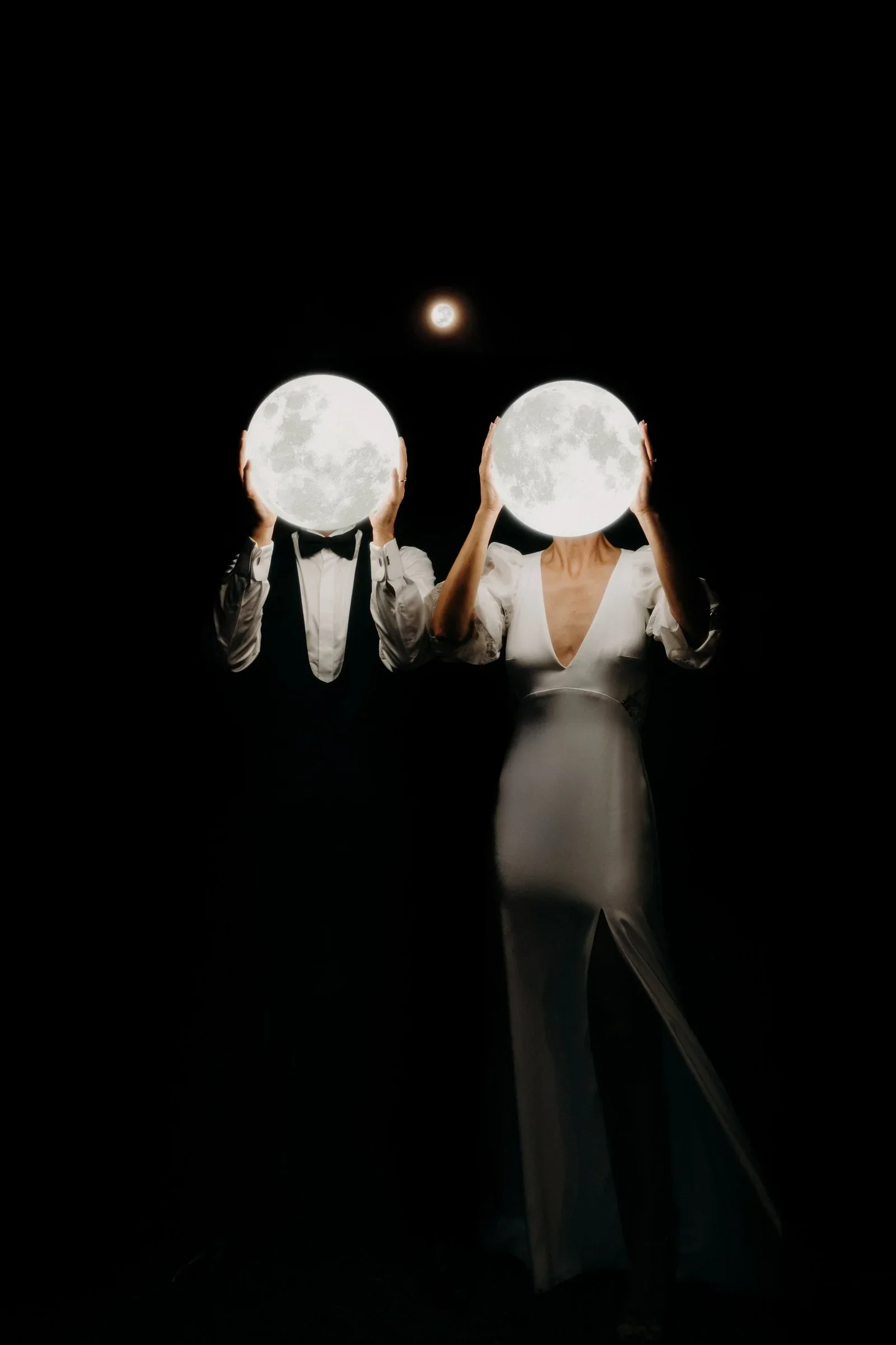 couple-maries-lune-pleine-nuit-cinematic-editorial-photographe-mariage-film-mariage-the-wild-strawberry.webp