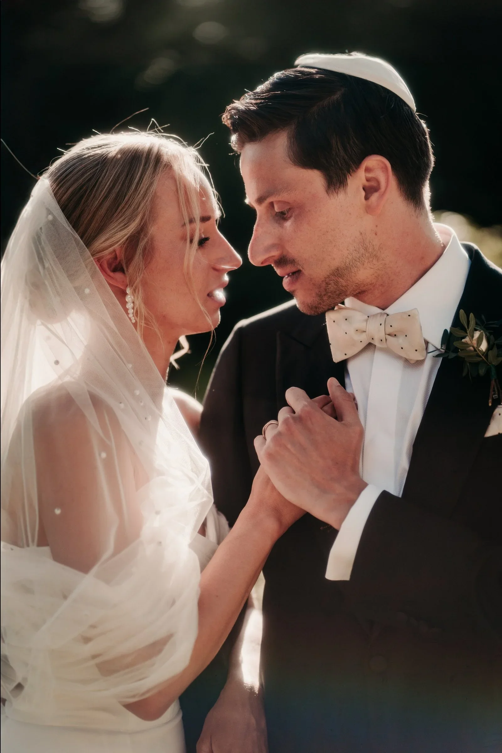mariage-destination-seville-couple-editorial-destination-wedding-photographe-mariage-video-mariage-the-wild-strawberry.webp