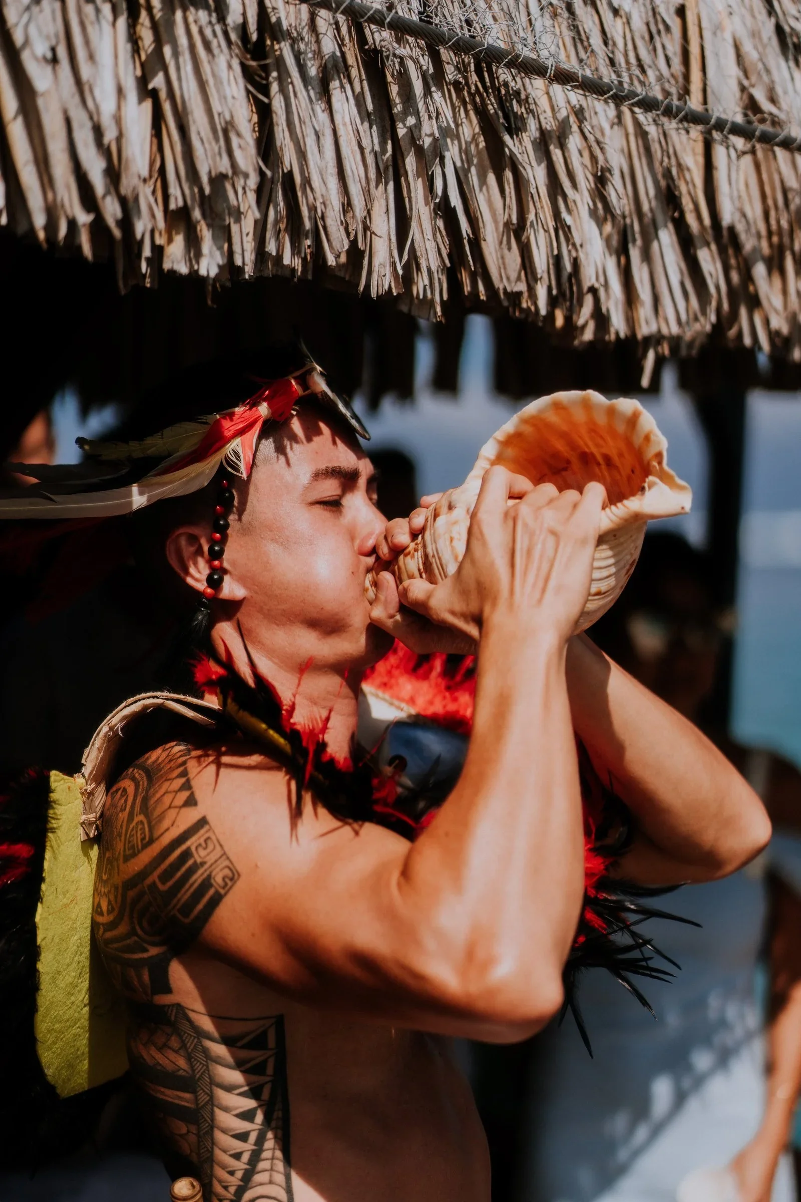 ceremonie-polynesienne-guerrier-conque-mariage-destination-photographe-mariage-video-mariage-the-wild-strawberry.webp