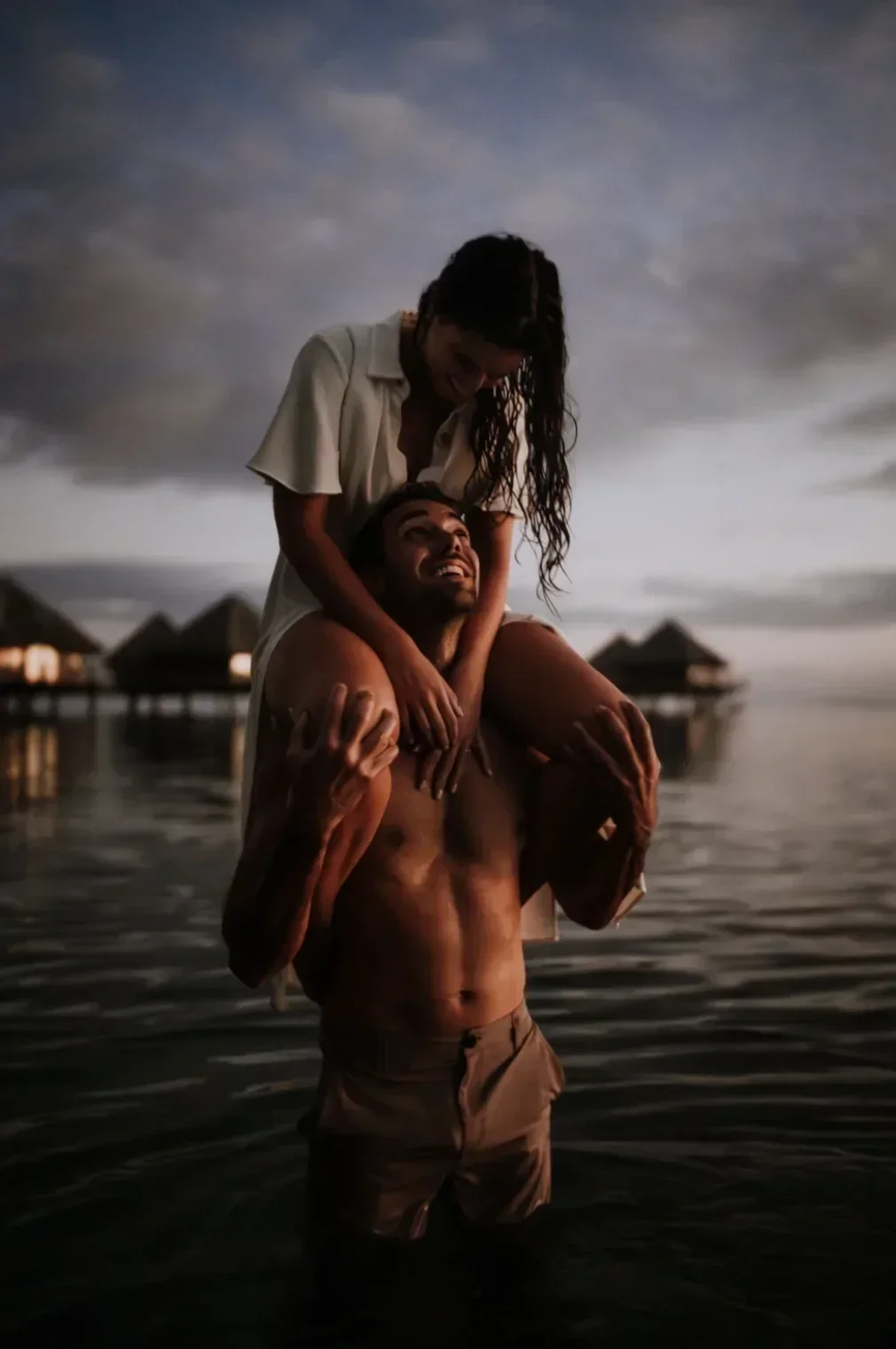 seance-couple-polynesie-bungalows-eau-romantique-engagement-destination-wedding-micro-wedding-small-intimate-w.webp