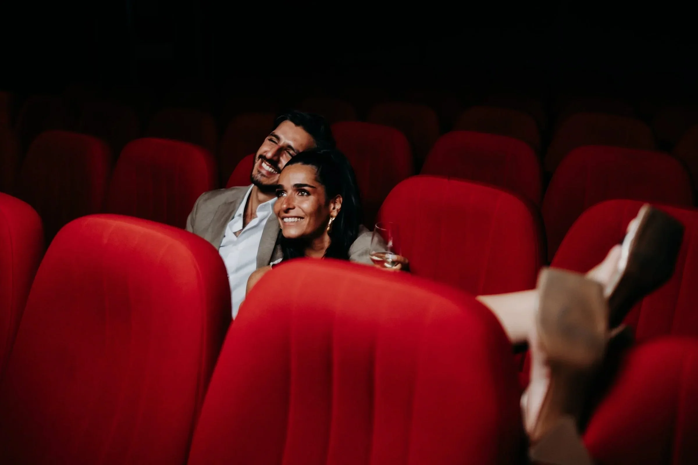 seance-engagement-cinema-fauteuils-rouges-couple-elopement-intimate-wedding-micro-wedding-small-intimate-wedding-photographe-mariage-video-mariage-the-wild-strawberry.webp