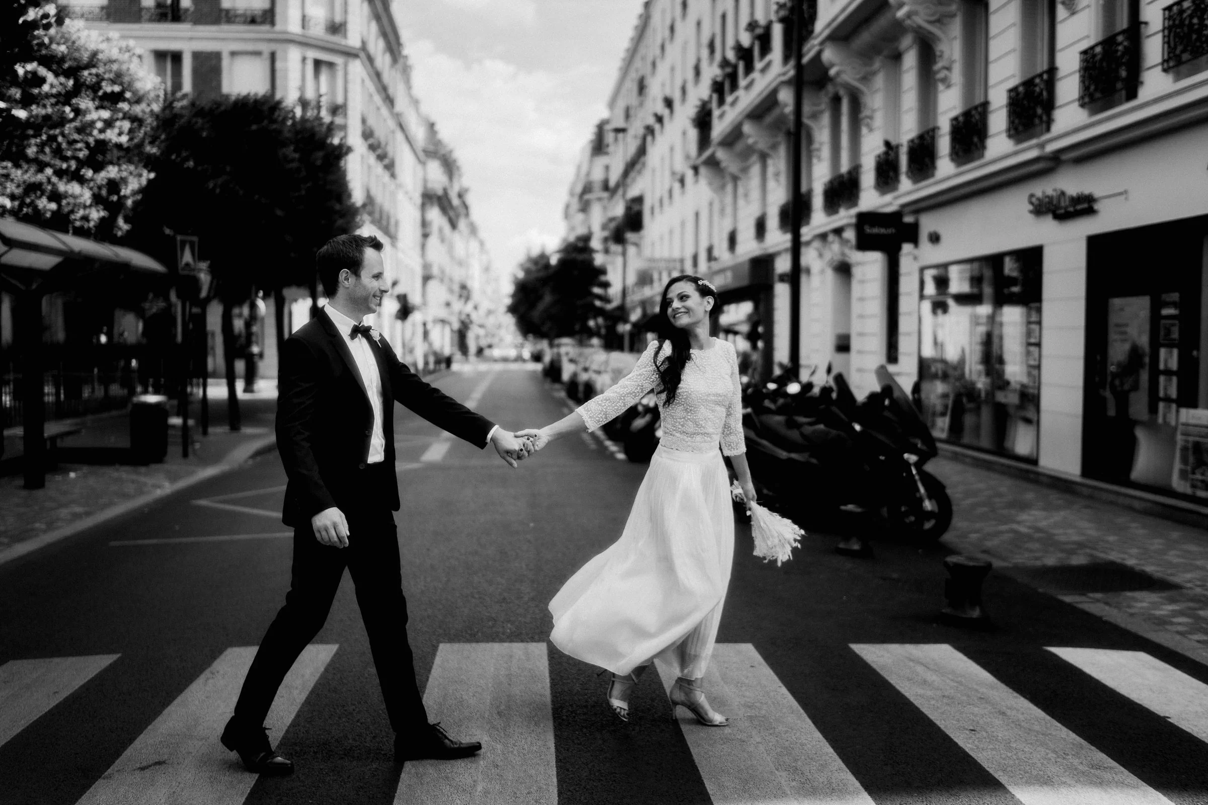 mariage-civil-paris-echange-alliances-elopement-micro-wedding-small-intimate-wedding-photographe-mariage-film-mariage-the-wild-strawberry.webp