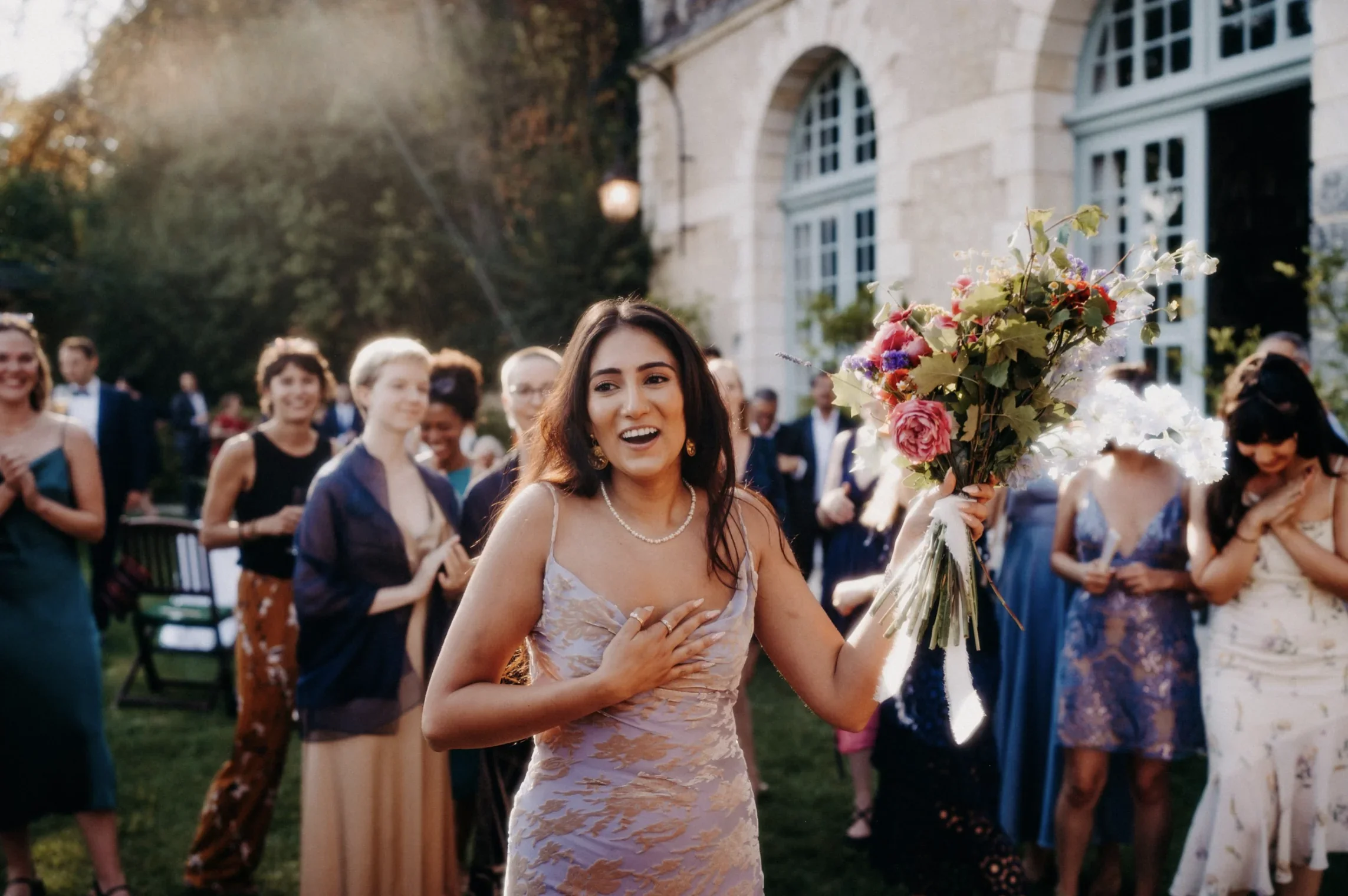 lancer-bouquet-mariee-invitee-vin-dhonneur-joie-emotion-colore-photographe-mariage-film-mariage-the-wild-strawberry.webp