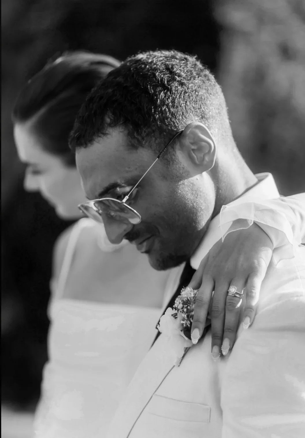 portrait-groom-sourire-lunettes-vin-dhonneur-chic-noir-blanc-photographe-mariage-film-mariage-the-wild-strawberry.webp