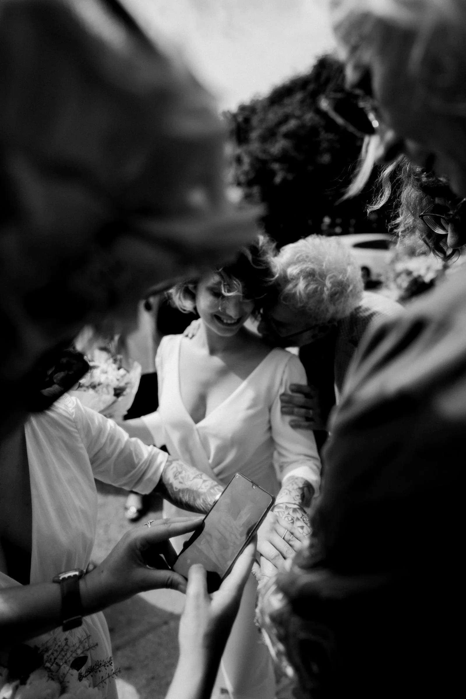 portrait-deux-mariees-mariage-inclusif-paris-photographe-mariage-film-mariage-the-wild-strawberry.webp