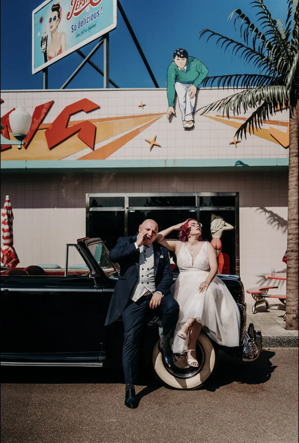 portrait-couple-fun-vintage-americain-bowling-rockabilly-editorial-photographe-mariage-film-mariage-the-wild-strawberry.webp